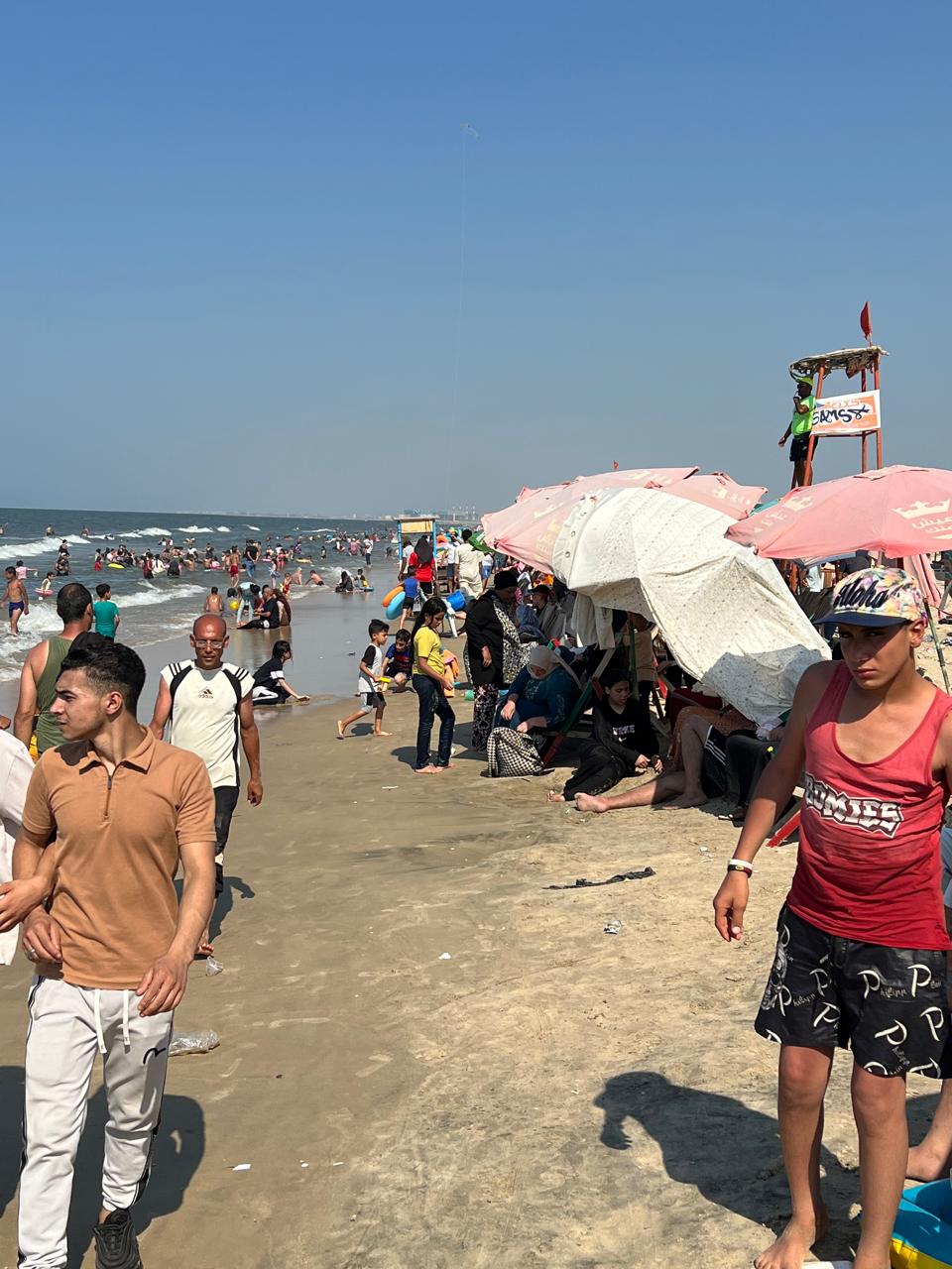 استمتاع المواطنين علي شواطئ جمصة استمتاع المواطنين علي شواطئ جمصة