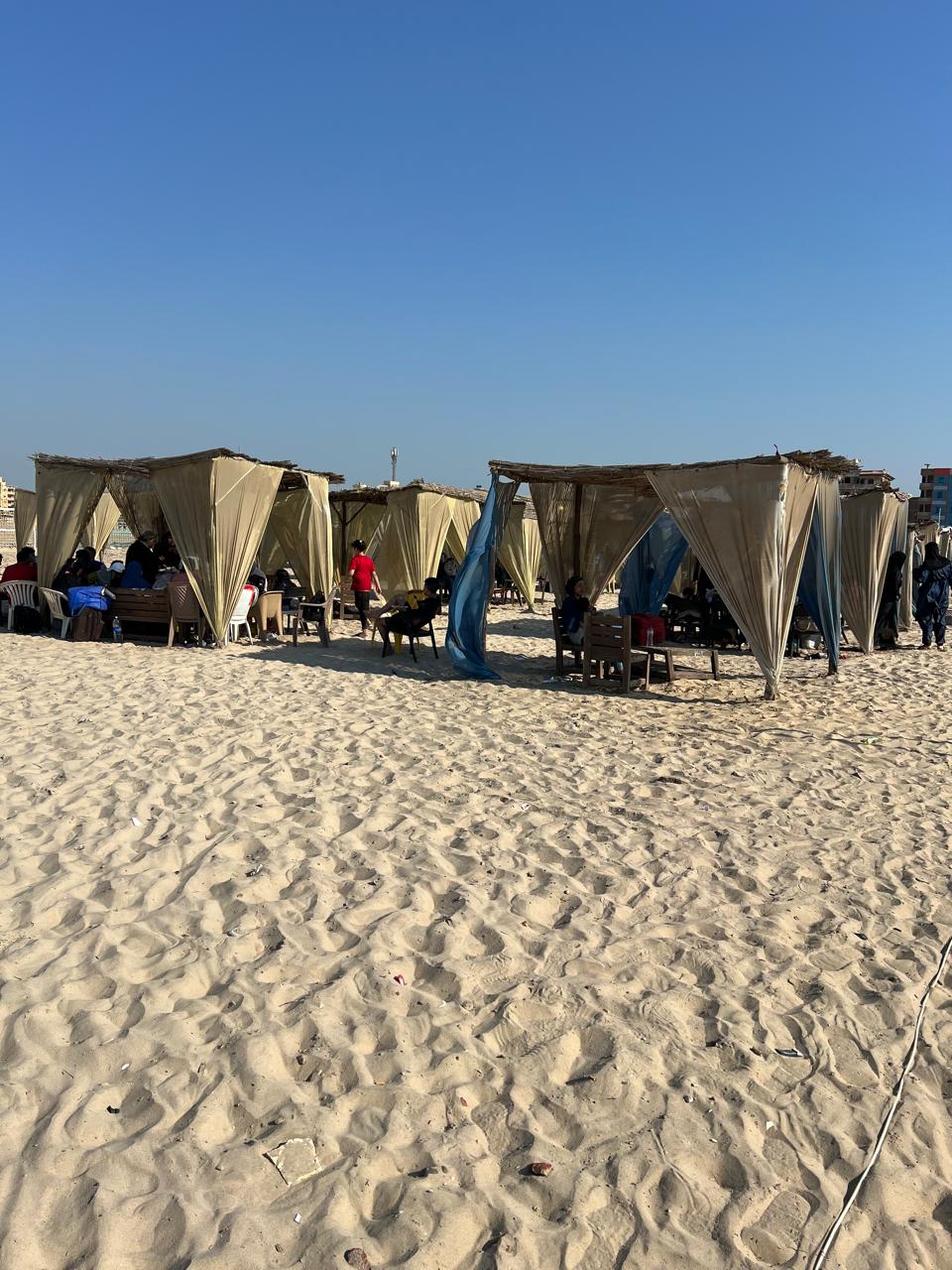 خيام ممتلئه بالمصطافين خيام ممتلئه بالمصطافين