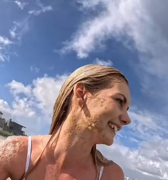 ميشيل سكاي أثناء سباحها ميشيل سكاي أثناء سباحها