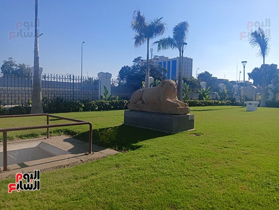 إحدى-التماثيل-الفرعونية إحدى-التماثيل-الفرعونية