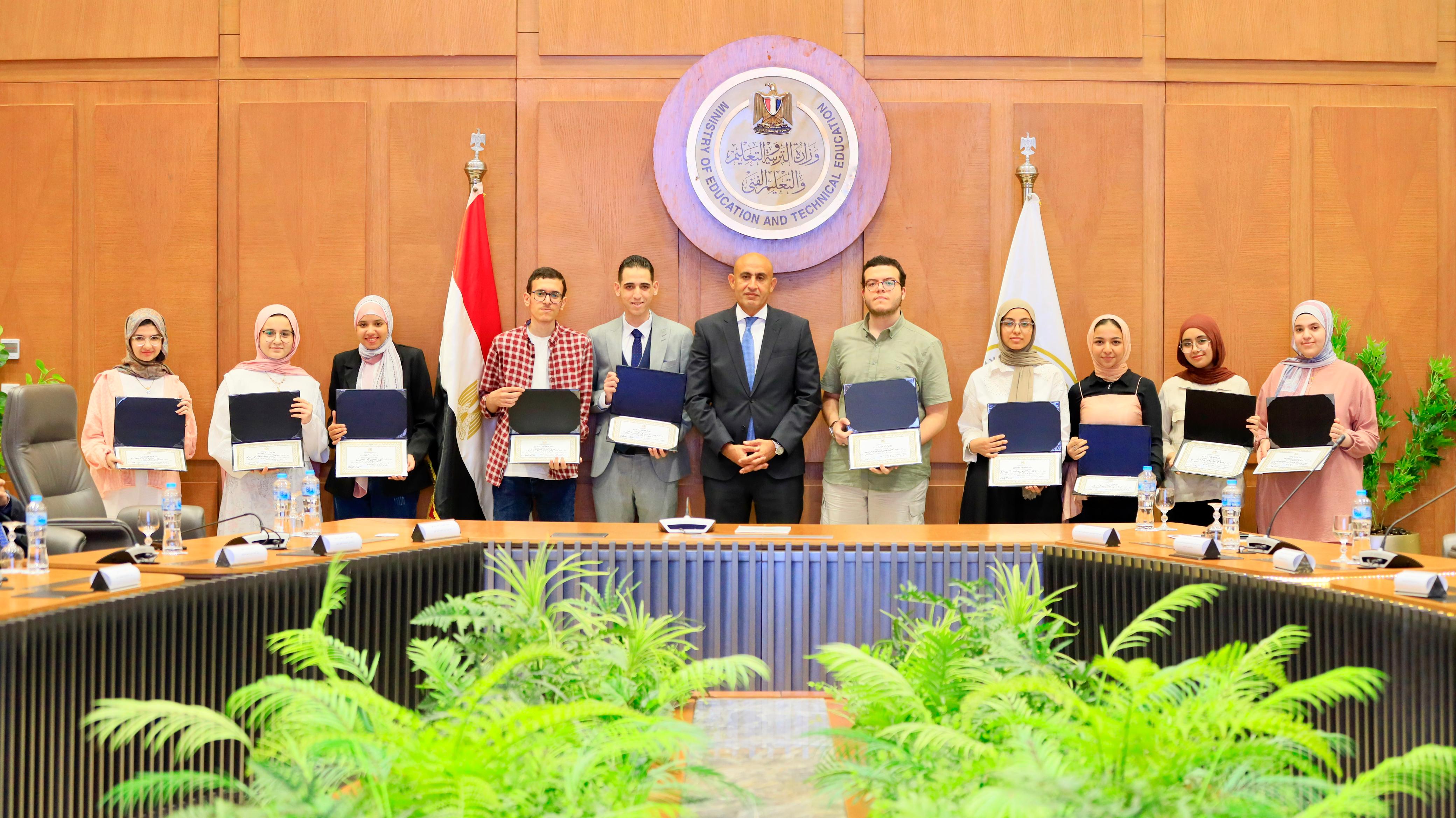 وزير التعليم يكرم اوائل الثانوية العامة 2025 (26)