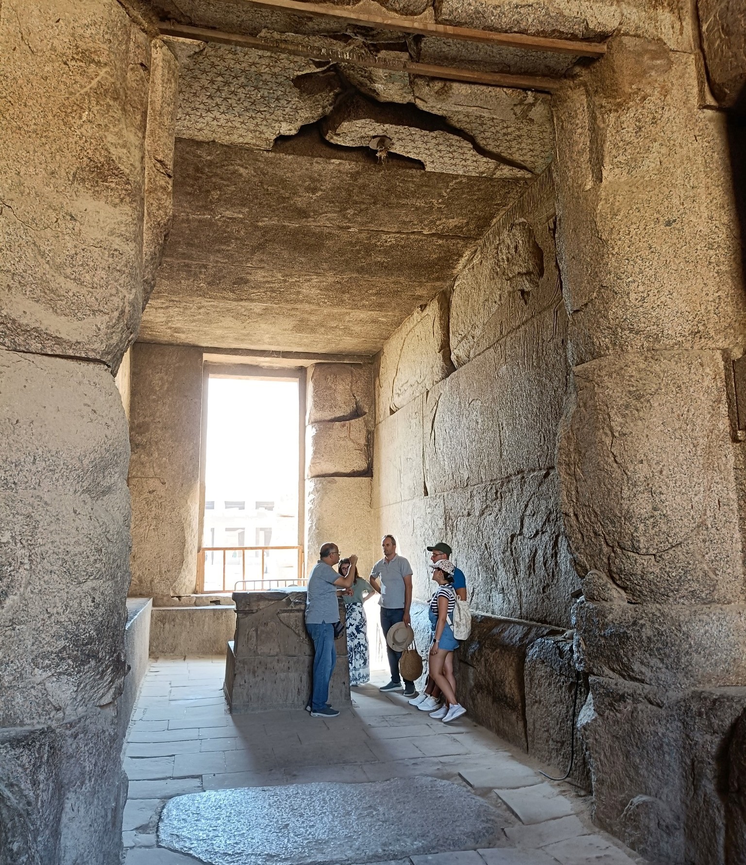 سياح العالم فى قلب الغرقة المقدسة بالكرنك