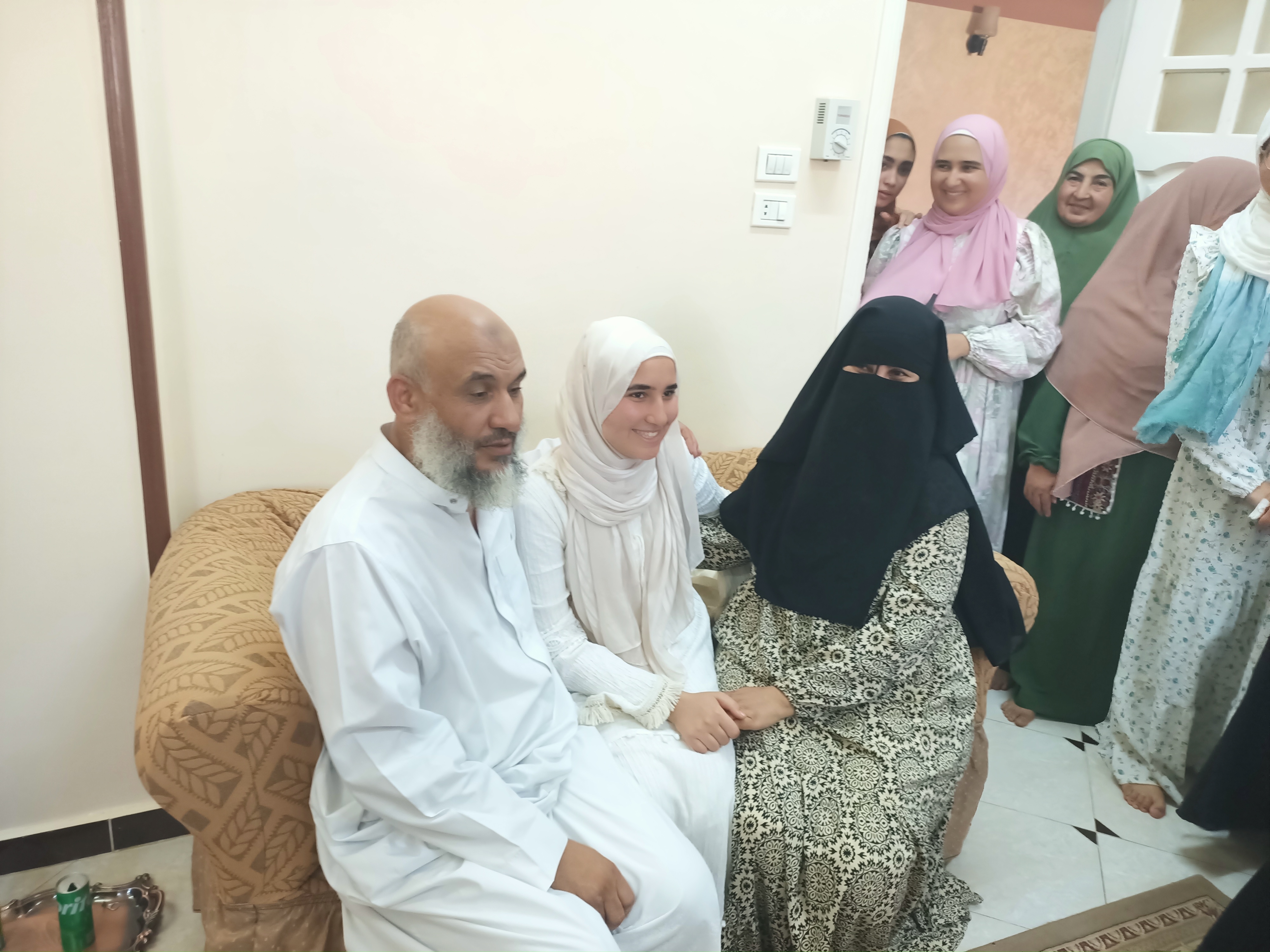 فرحة بمنزل السادس مكرر علمى فى الثانوية الأزهرية (4)