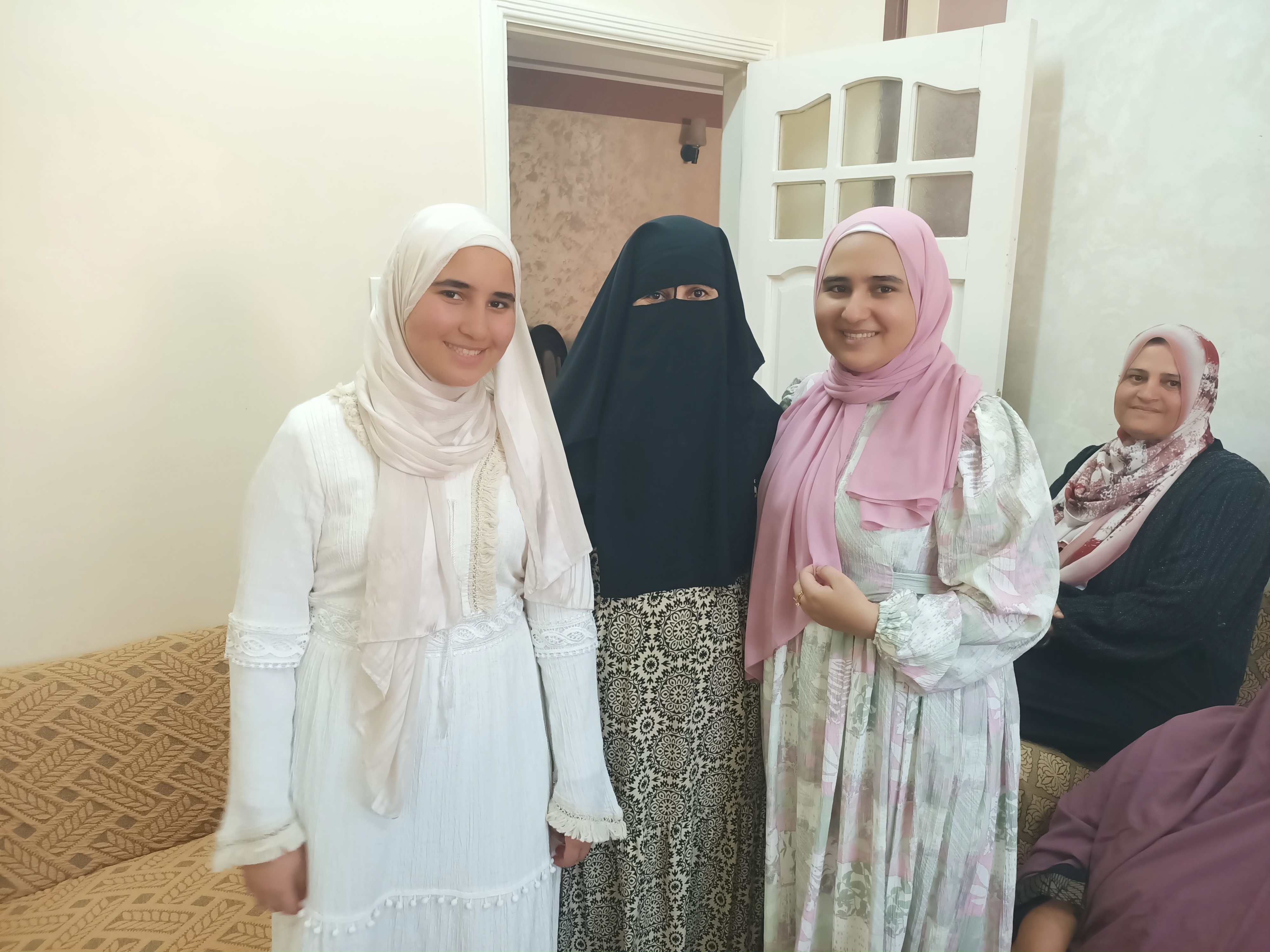 فرحة بمنزل السادس مكرر علمى فى الثانوية الأزهرية (1)
