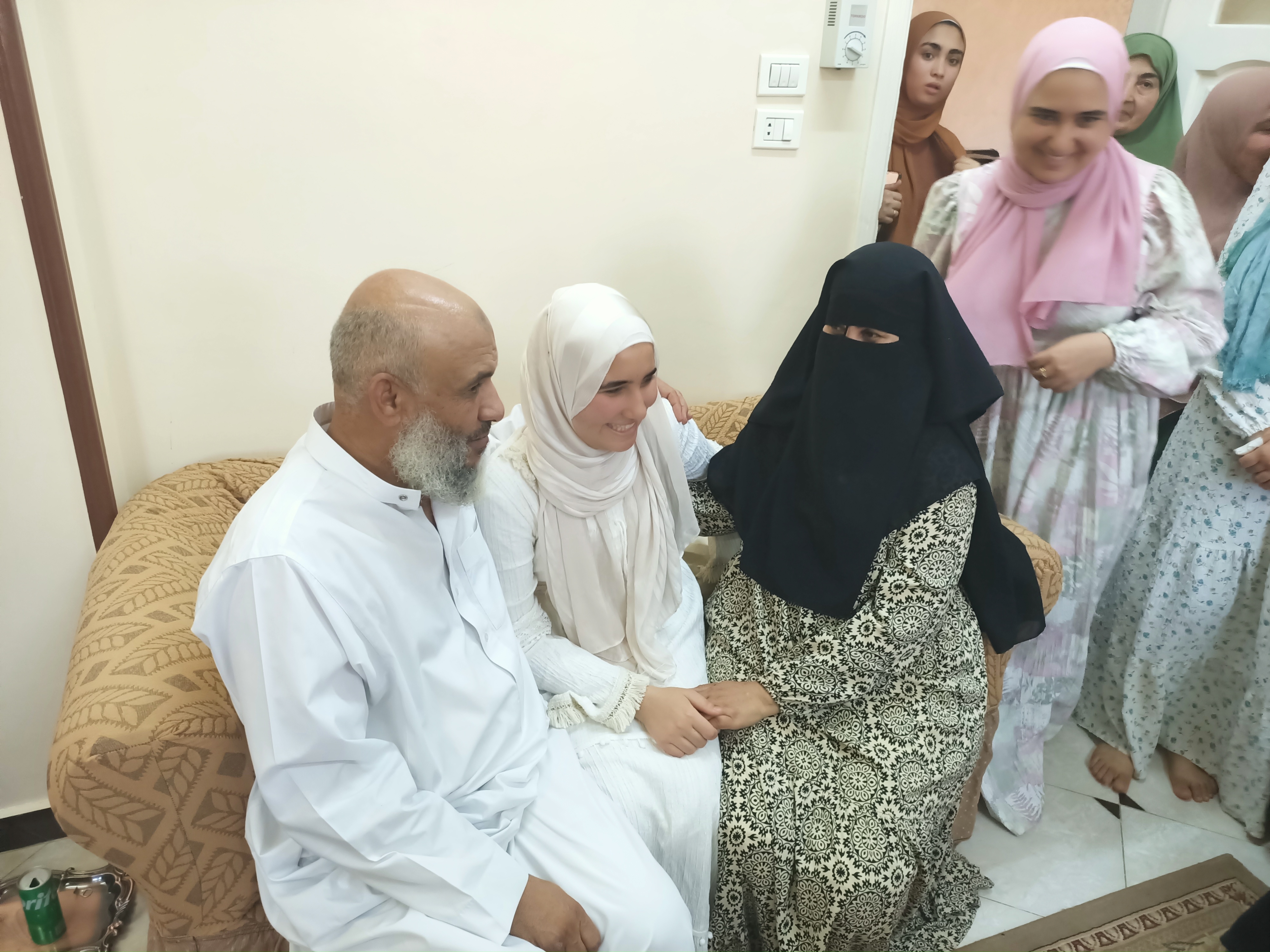 فرحة بمنزل السادس مكرر علمى فى الثانوية الأزهرية (6)
