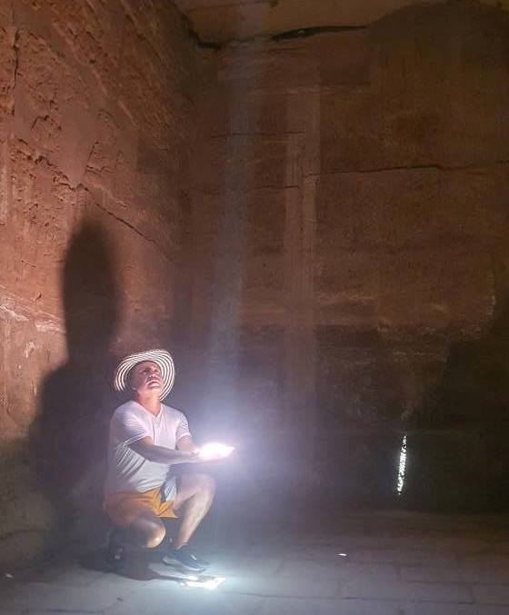 استمتاع أجنبي بضوء الشمس فى إحدي غرف الكرنك