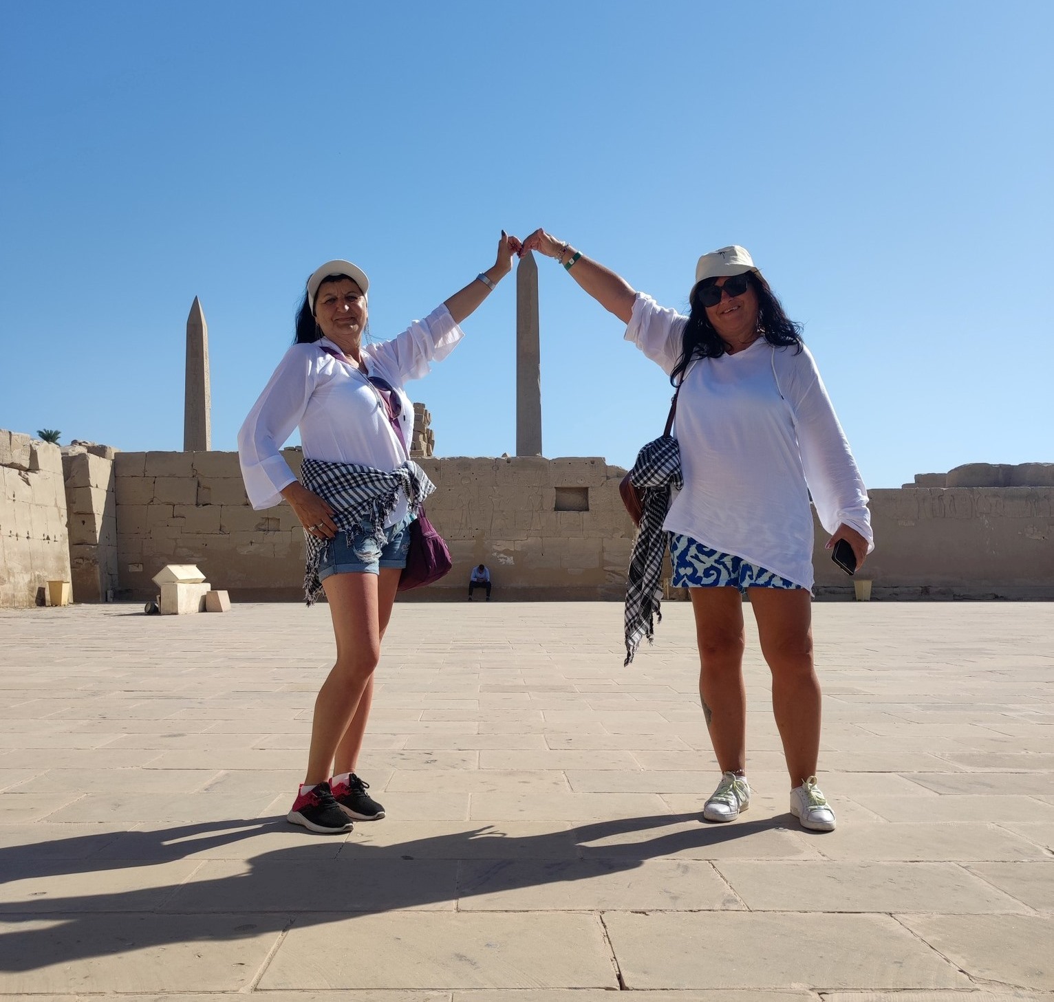 استمتاع الاجانب الصور التذكارية داخل معابد الكرنك بالأقصر