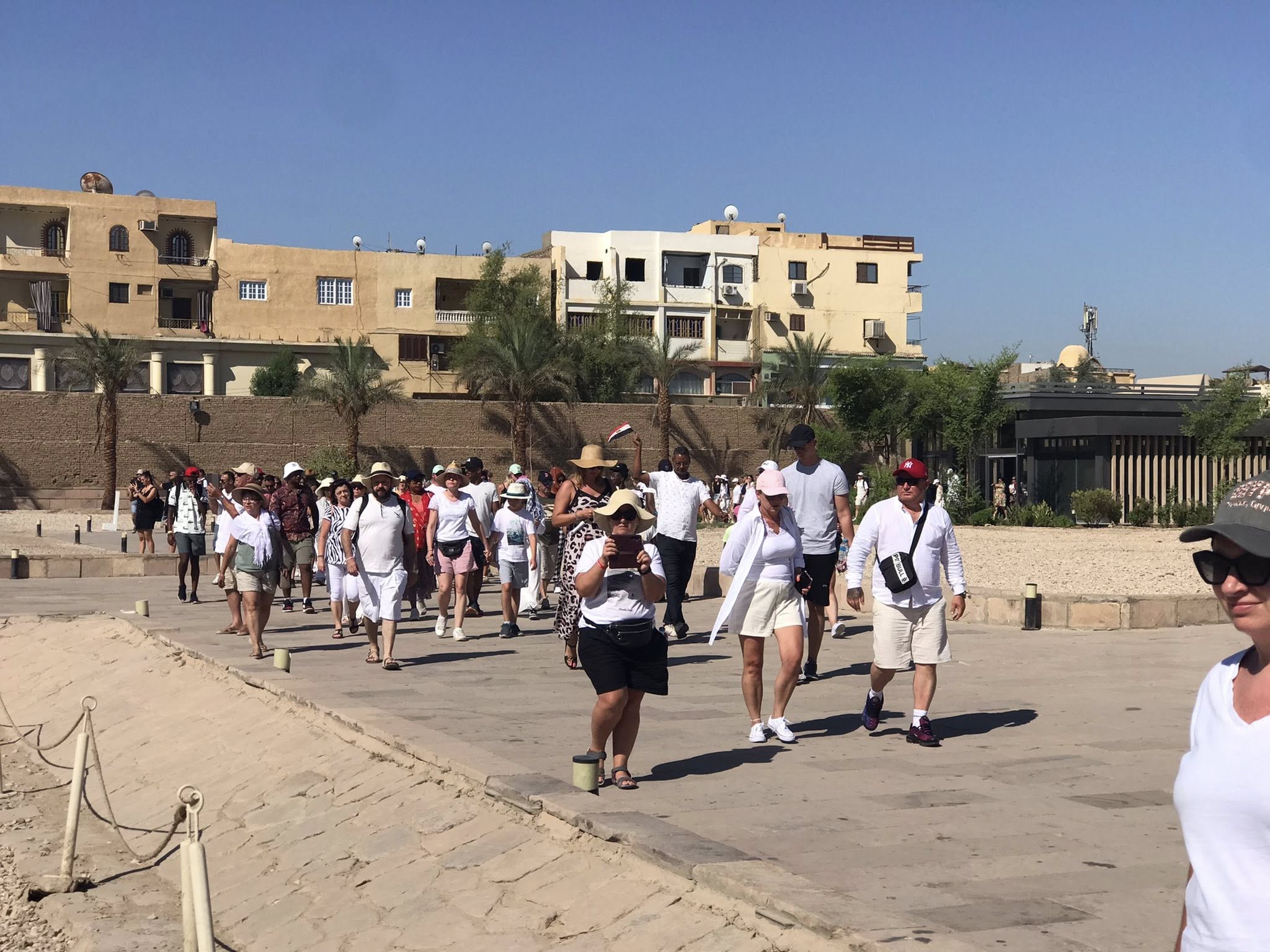 لحظات توافد السائحين فى ساحة معابد الكرنك بالأقصر