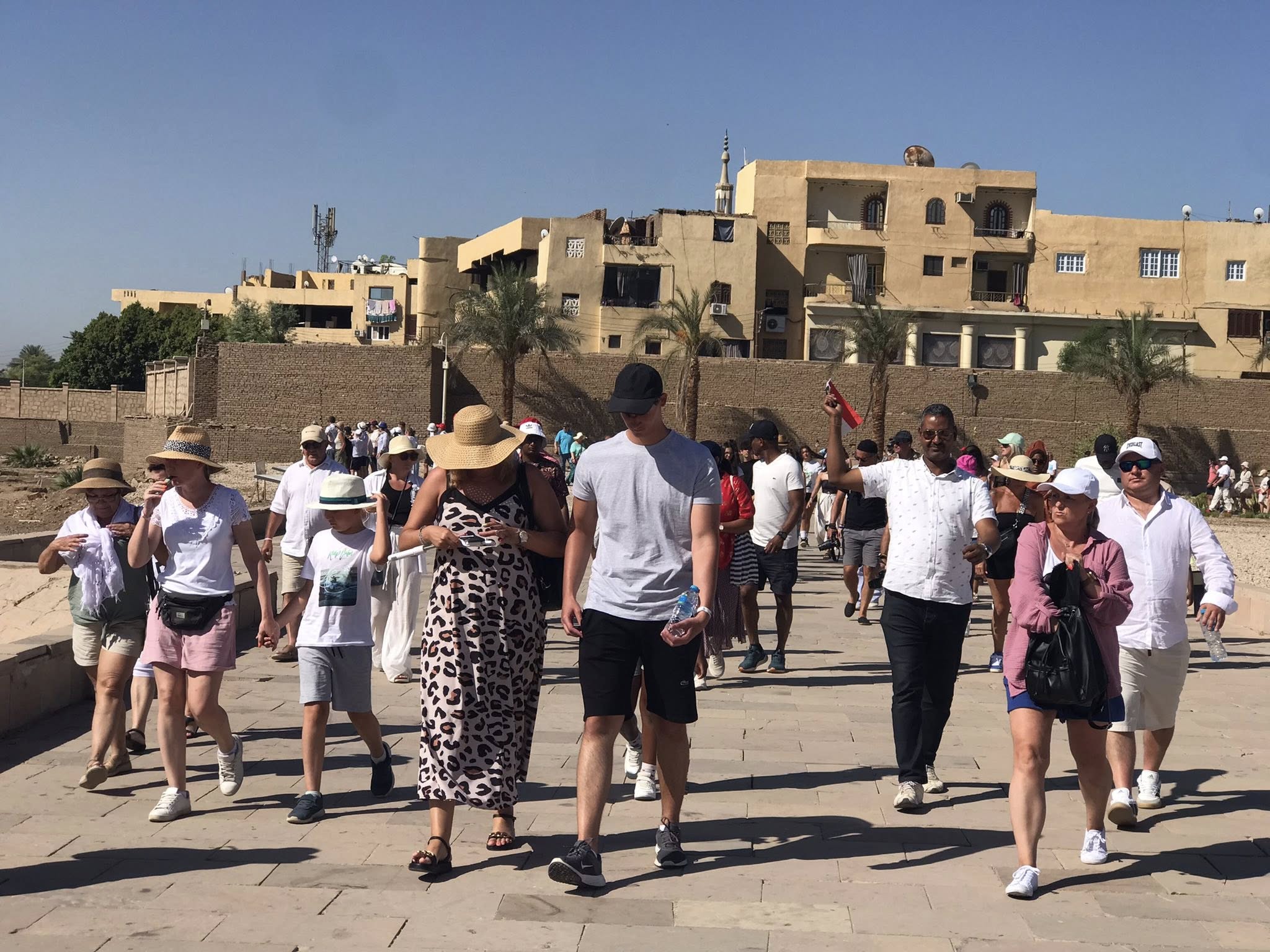جانب من زيارات سياح العالم لمعابد الكرنك بالأقصر