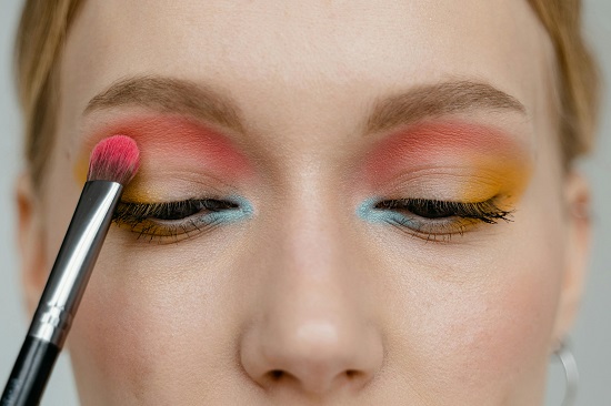 اخطاء ترتكتب عند وضع المكياج اخطاء ترتكتب عند وضع المكياج