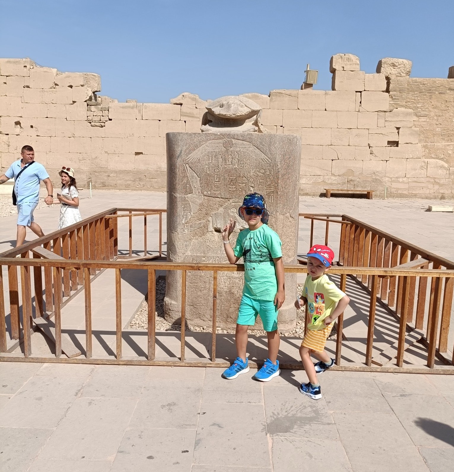 بهجة الأطفال الأجانب فى قلب معابد الكرنك بالأقصر