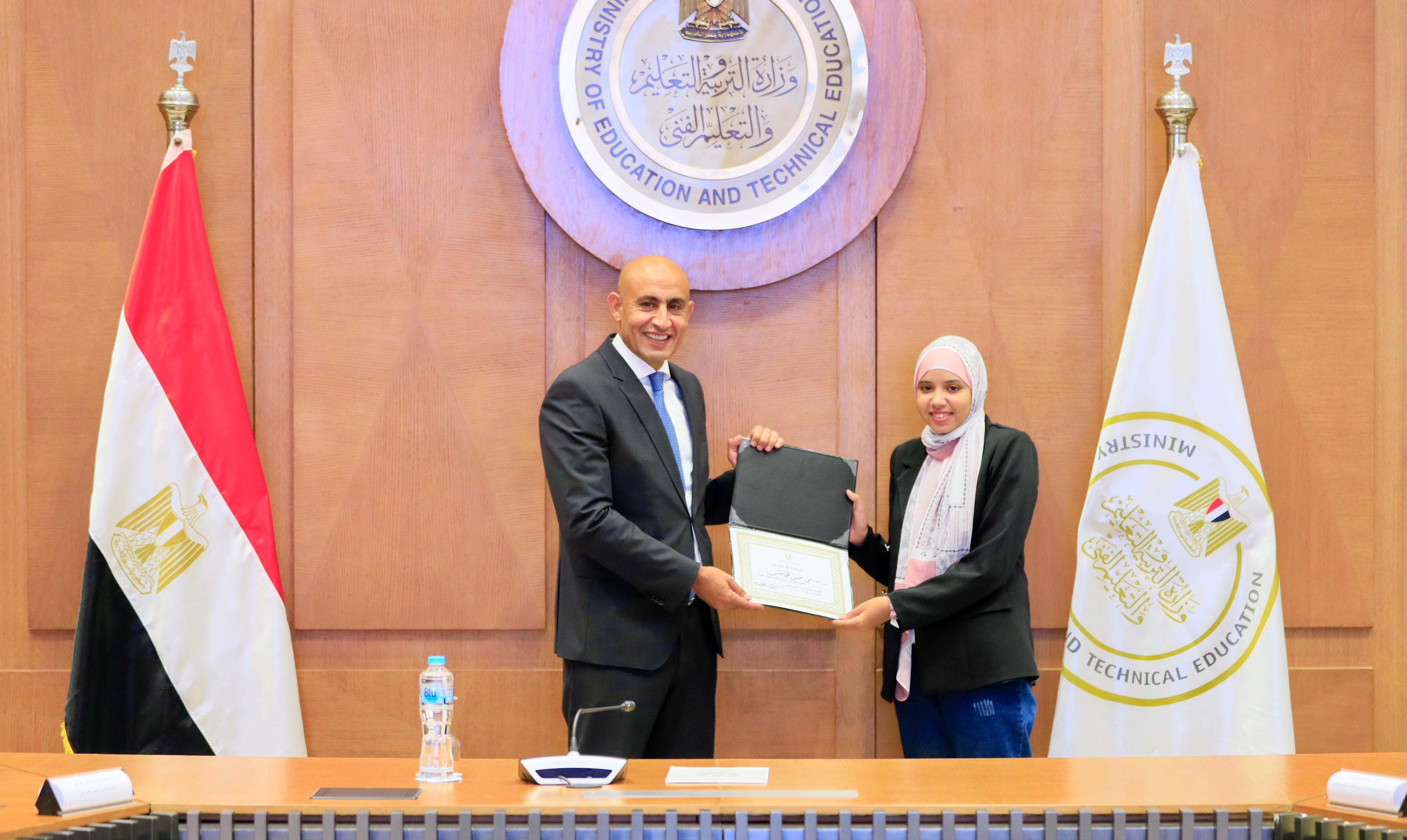 وزير التعليم يكرم اوائل الثانوية العامة 2025 (20)