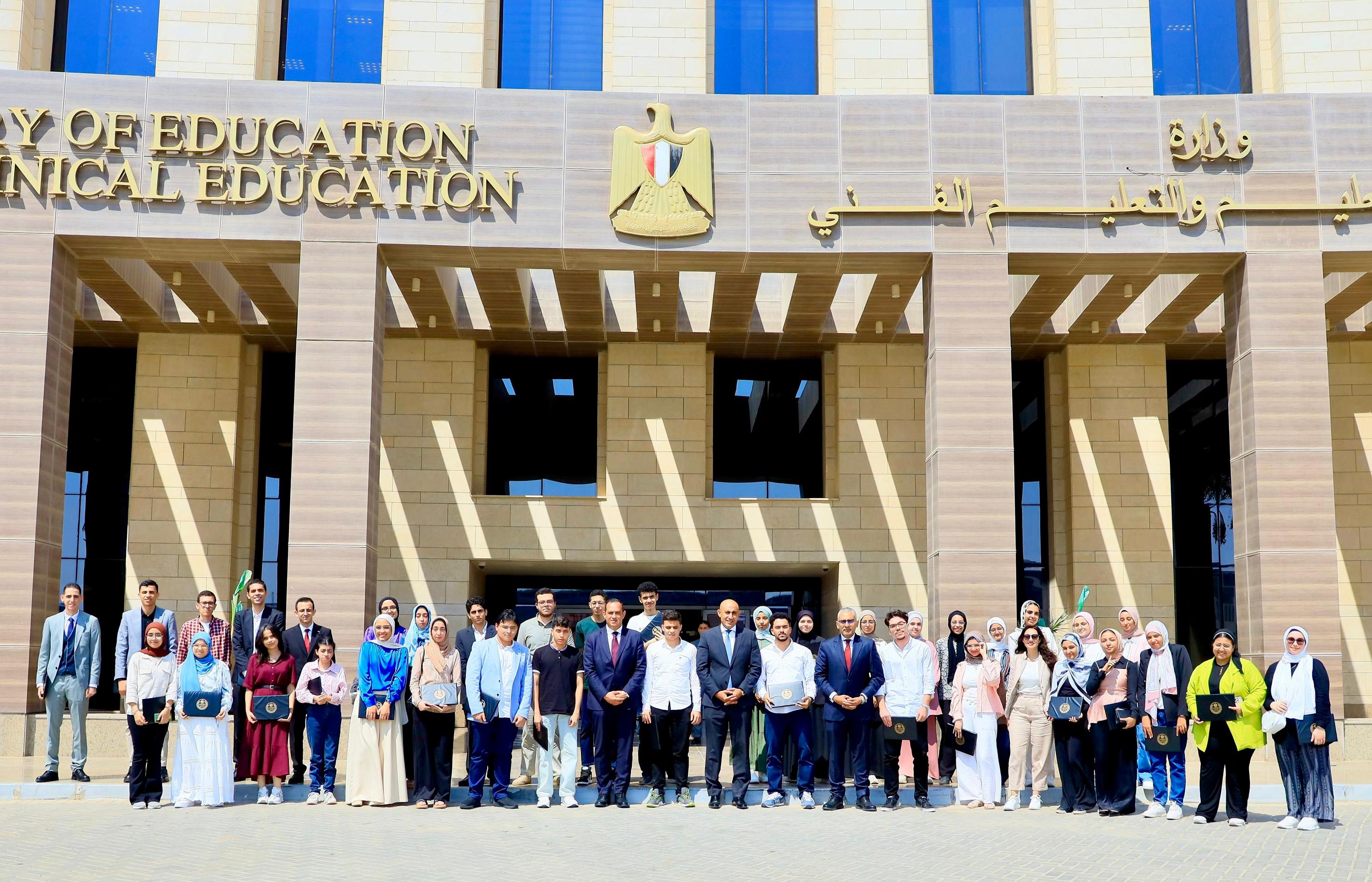 وزير التعليم يكرم اوائل الثانوية العامة 2025 (12)