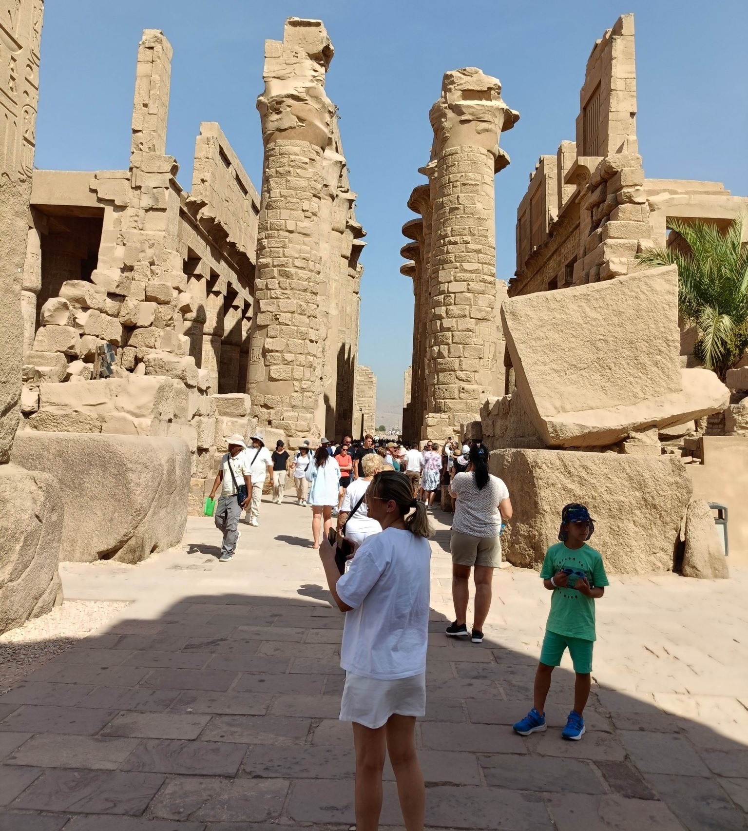 استمتاع سياح العالم فى معابد الكرنك بالأقصر