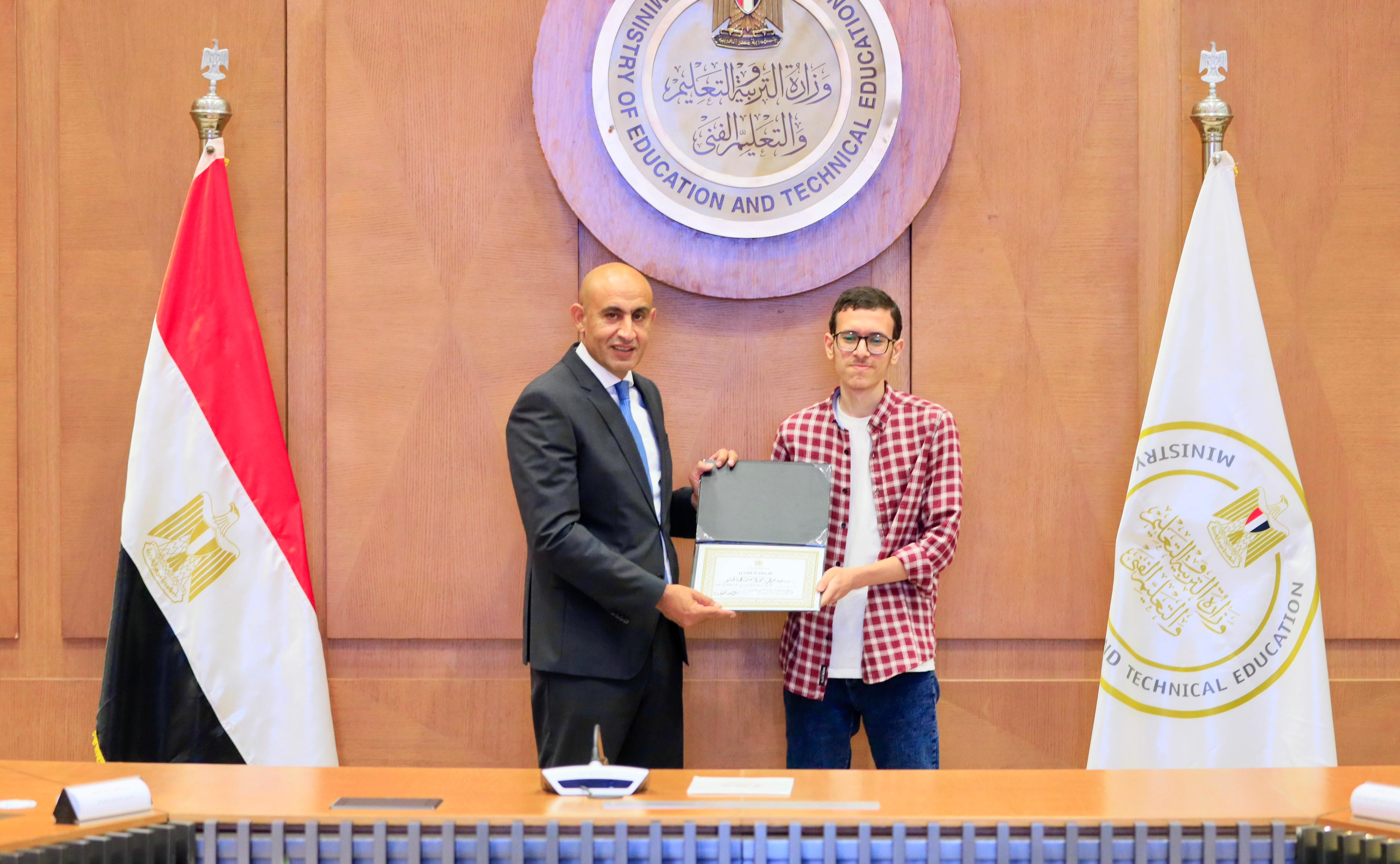 وزير التعليم يكرم اوائل الثانوية العامة 2025 (7)