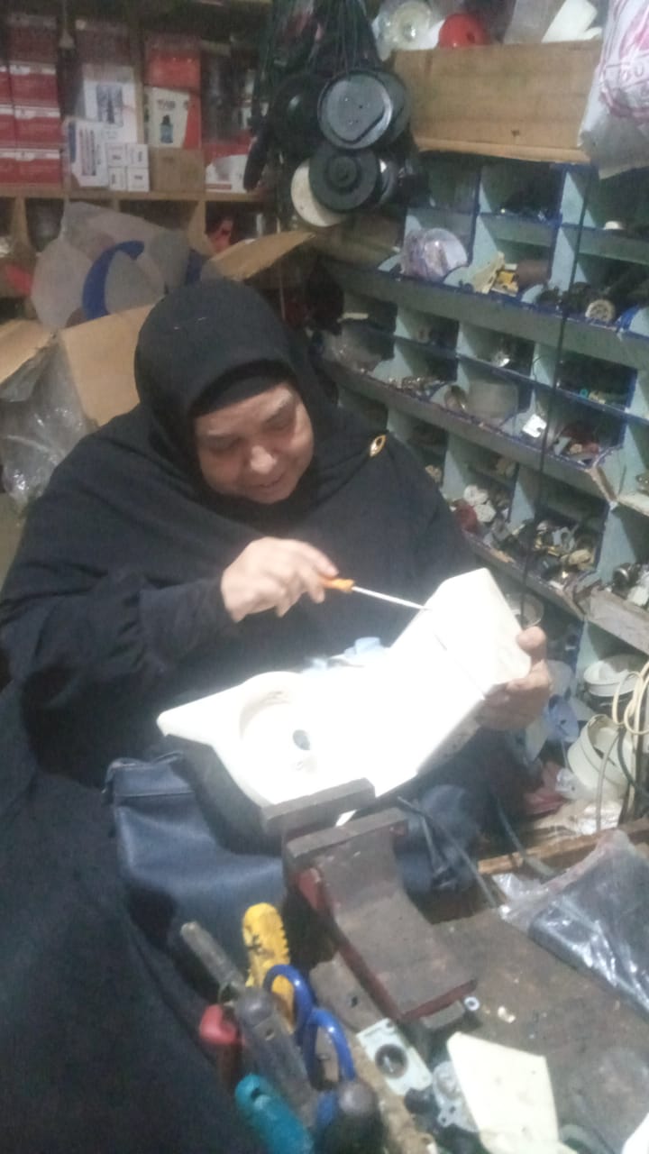 سعيده أبو عرب صاحبة ال61 سنة تجيد مهنة اصلاح الأجهزة الكهربائية