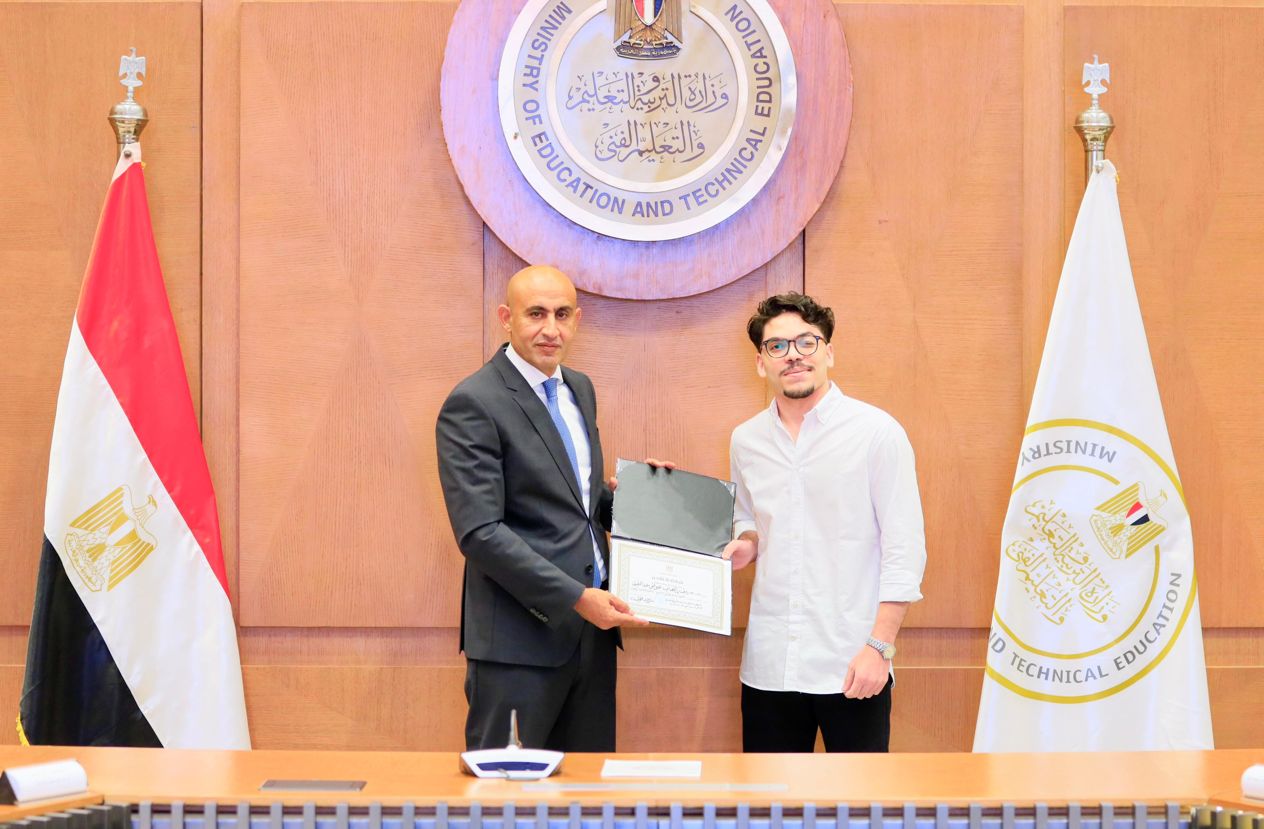 وزير التعليم يكرم اوائل الثانوية العامة 2025 (24)