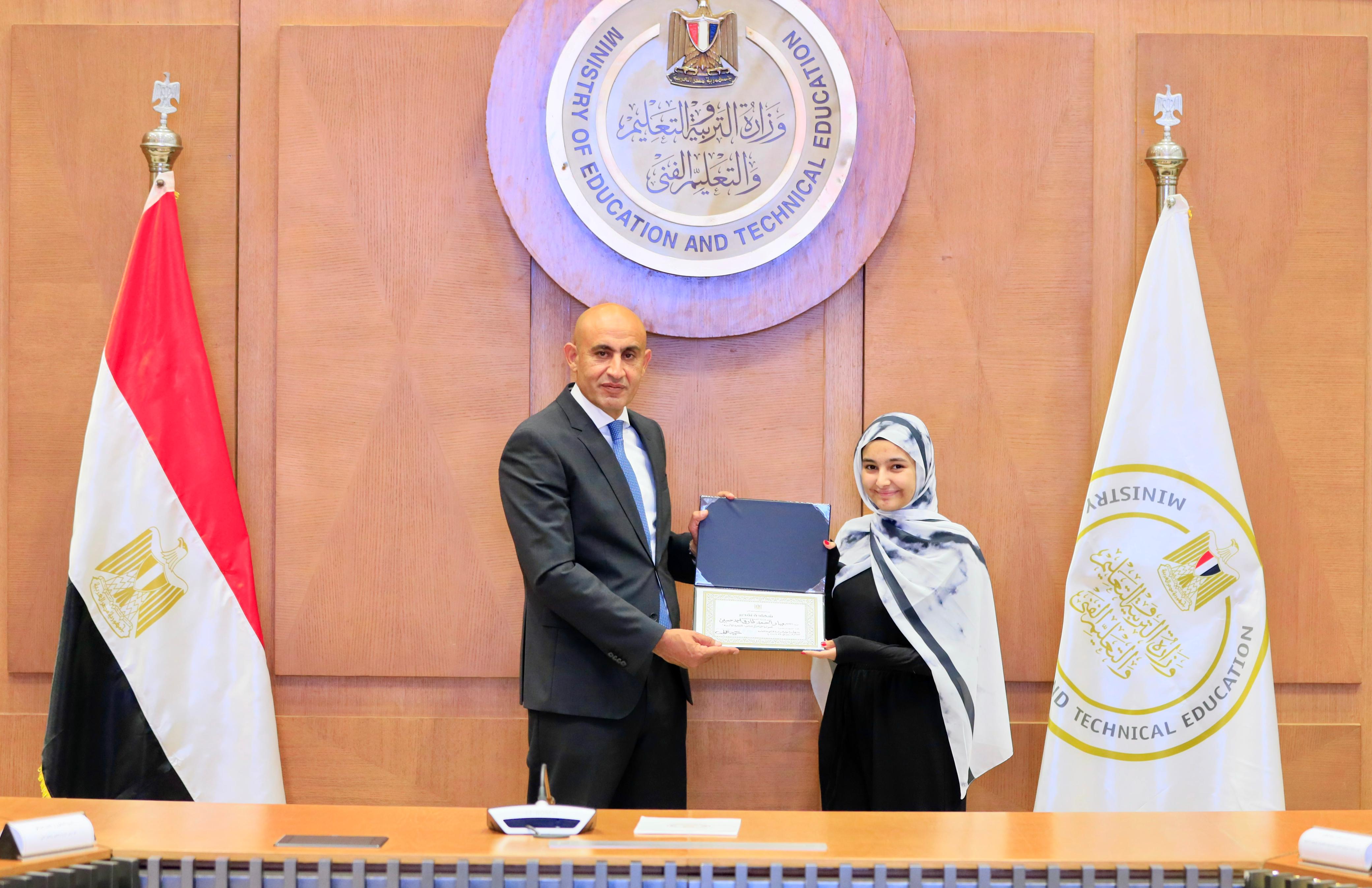 وزير التعليم يكرم اوائل الثانوية العامة 2025 (11)