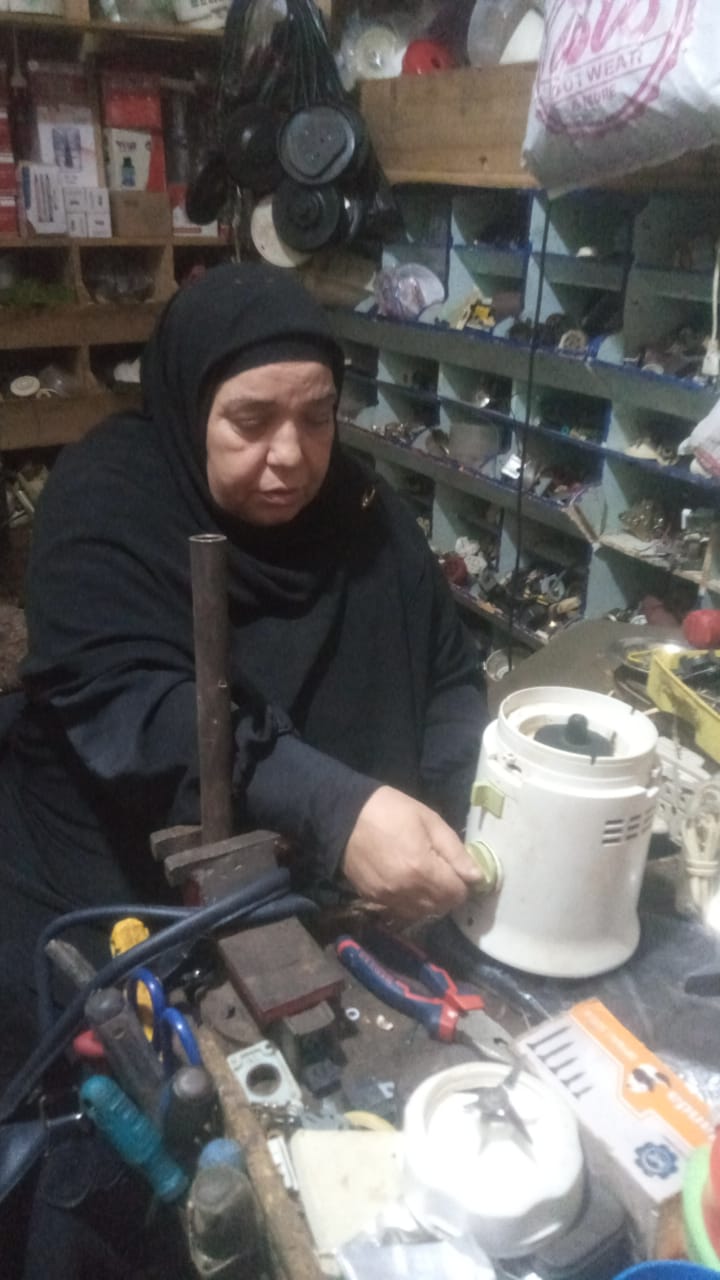 سعبده أبو عرب أشهر من تصلح الأجهزة الكهربائية بمطوبس