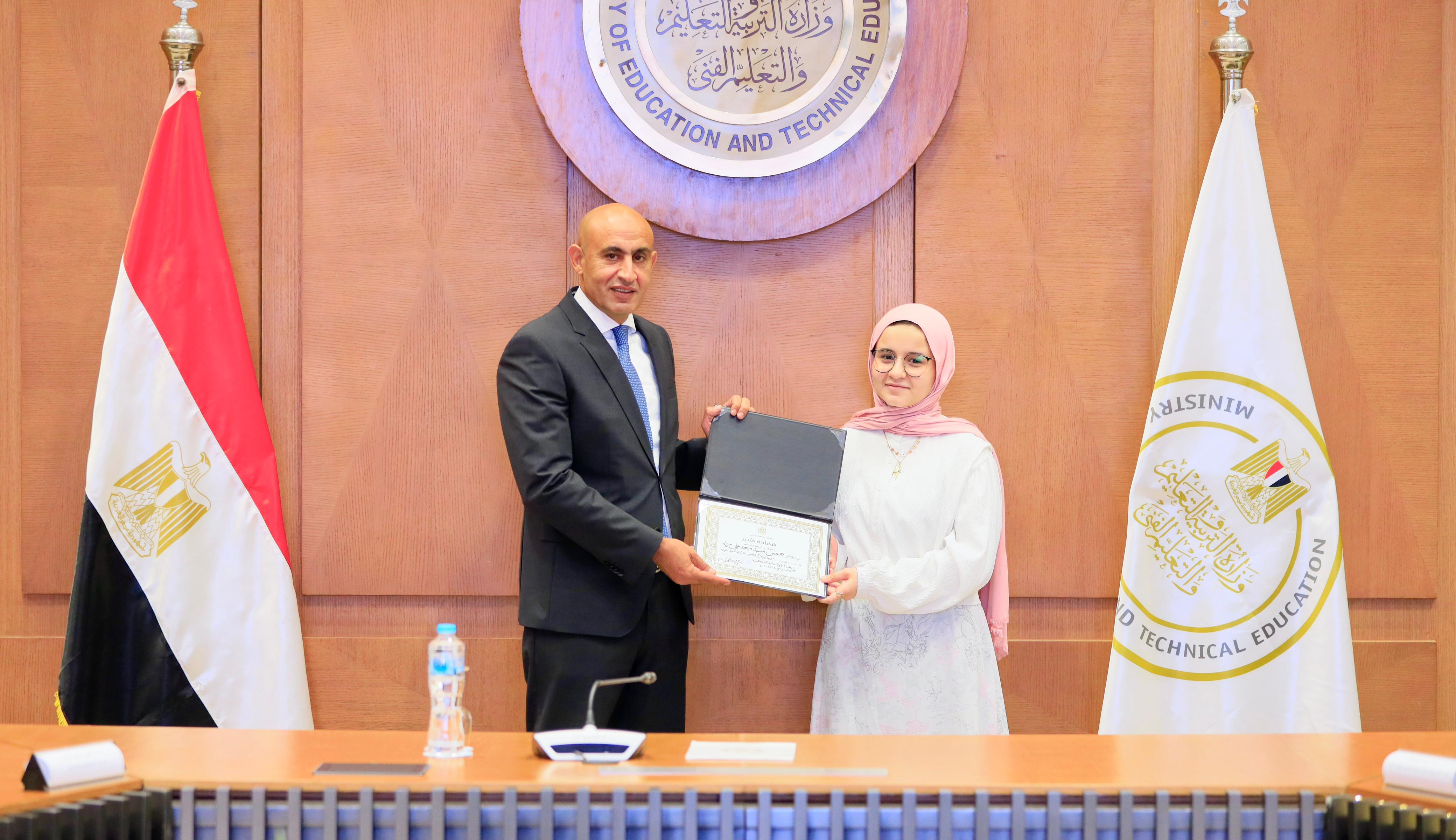 وزير التعليم يكرم اوائل الثانوية العامة 2025 (25)