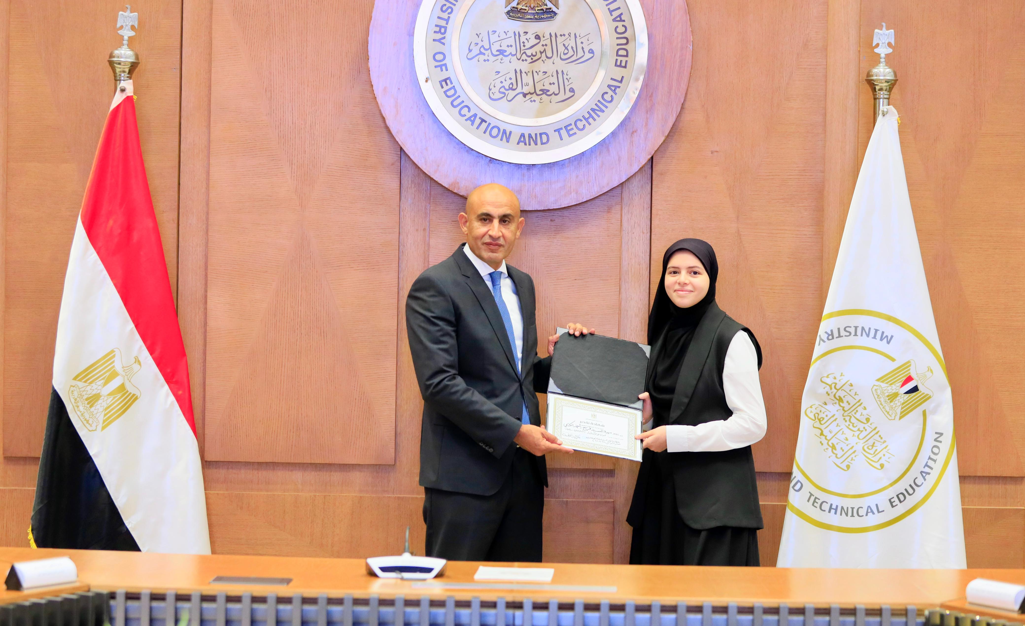 وزير التعليم يكرم اوائل الثانوية العامة 2025 (35)