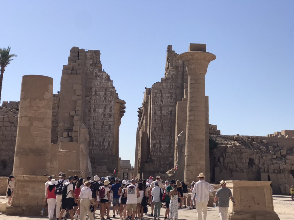 الأفواج السياحية تستمتع بزيارات مميزة فى معابد الكرنك