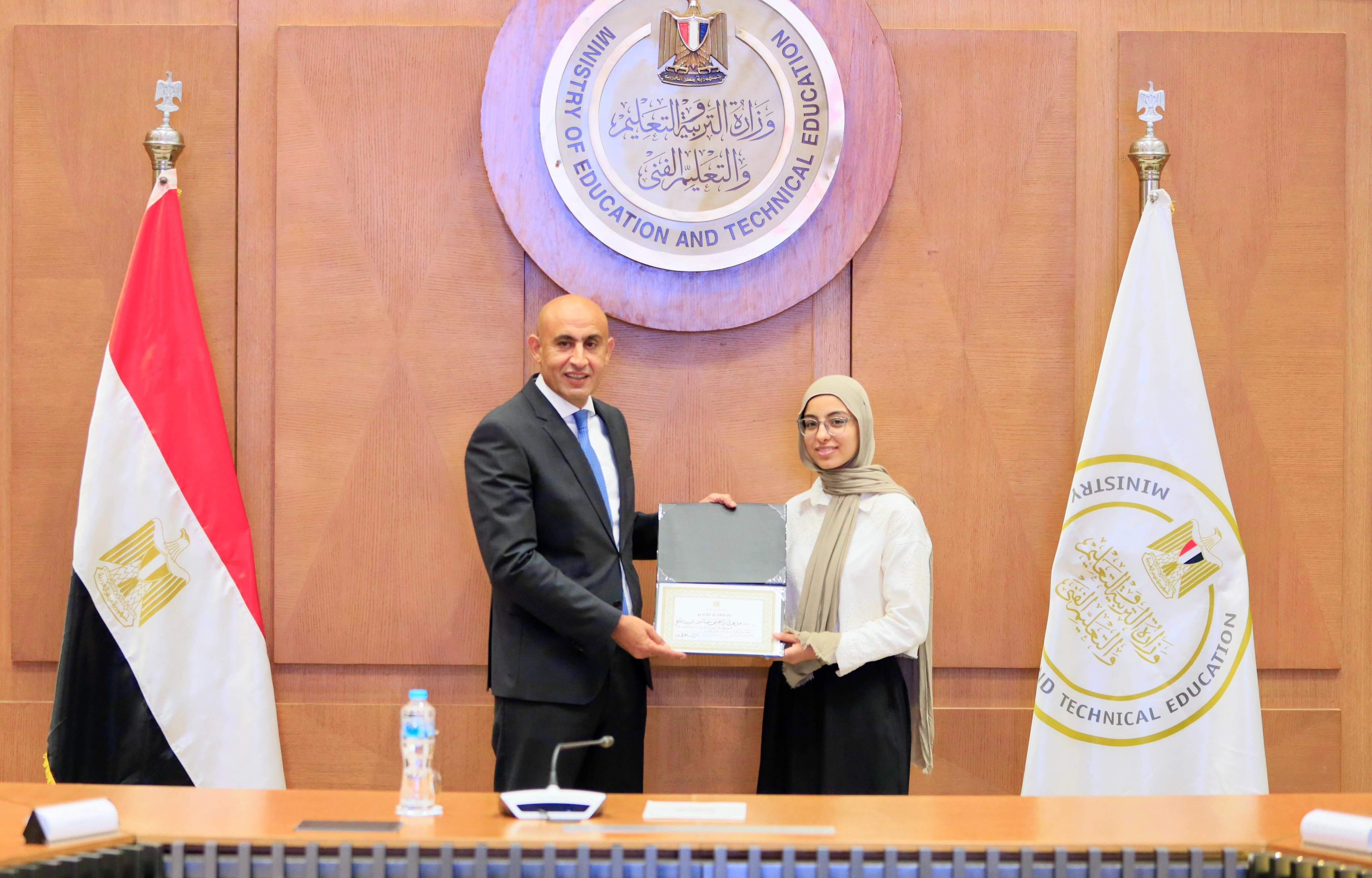 وزير التعليم يكرم اوائل الثانوية العامة 2025 (34)