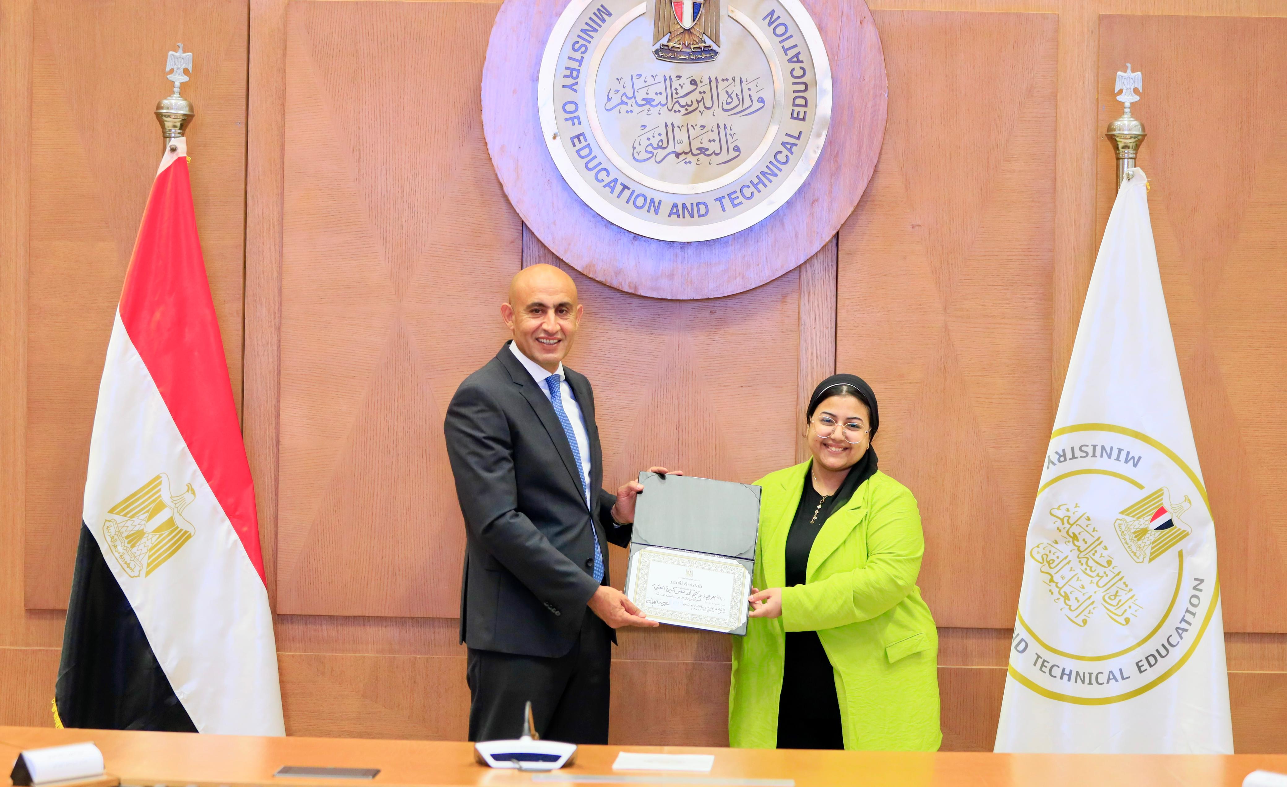 وزير التعليم يكرم اوائل الثانوية العامة 2025 (36)