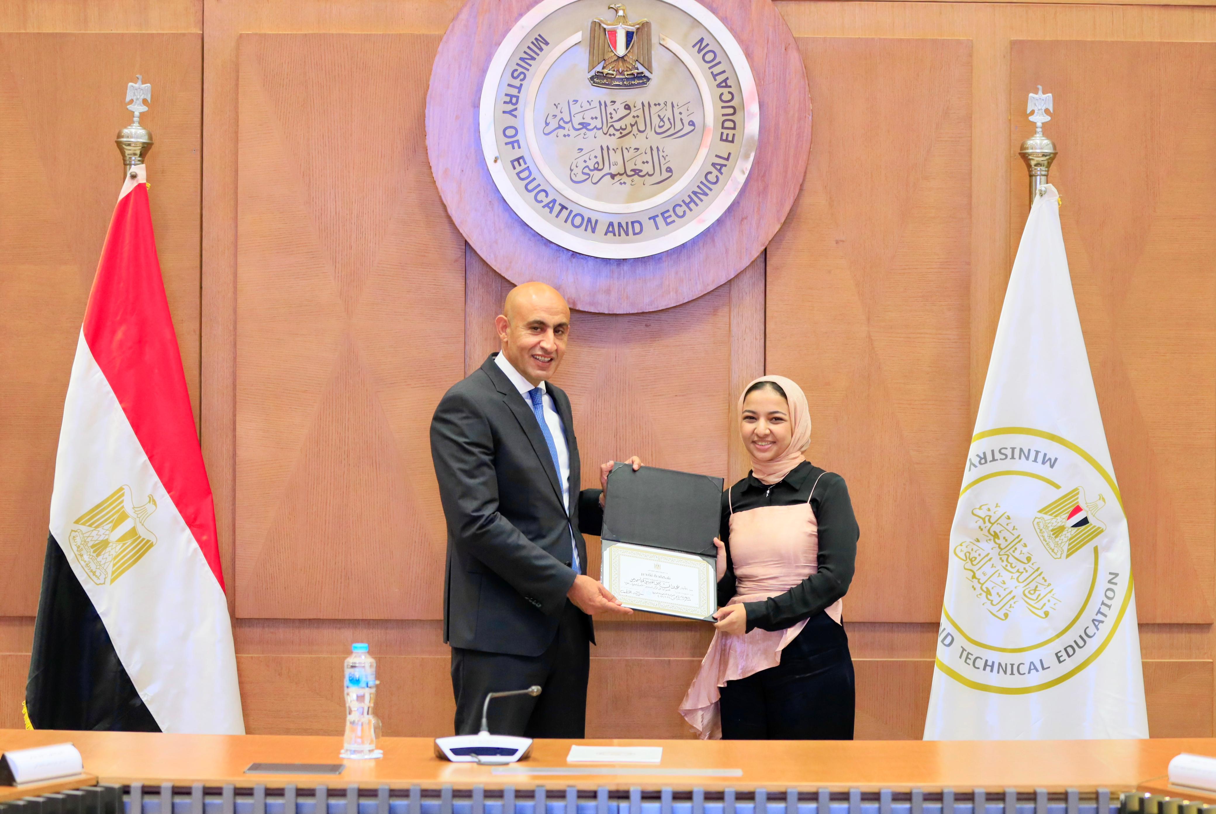 وزير التعليم يكرم اوائل الثانوية العامة 2025 (16)