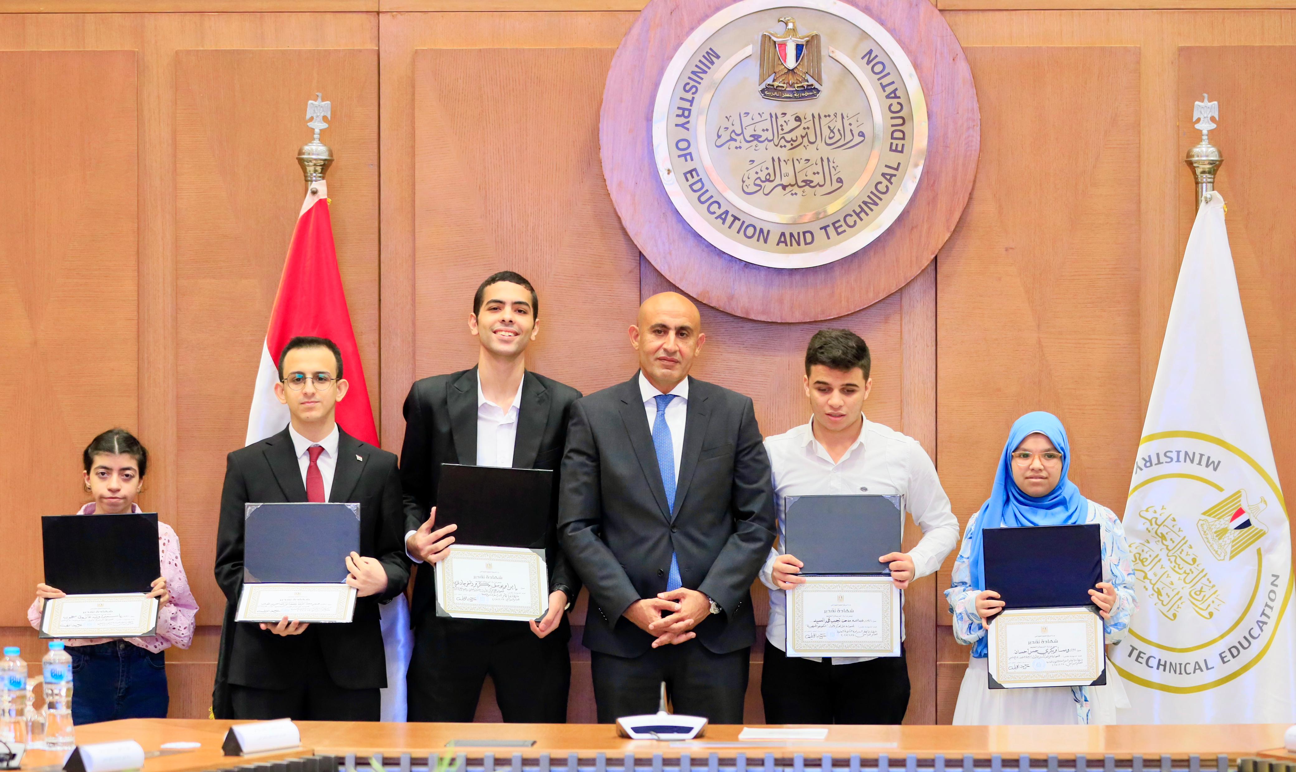 وزير التعليم يكرم اوائل الثانوية العامة 2025 (17)