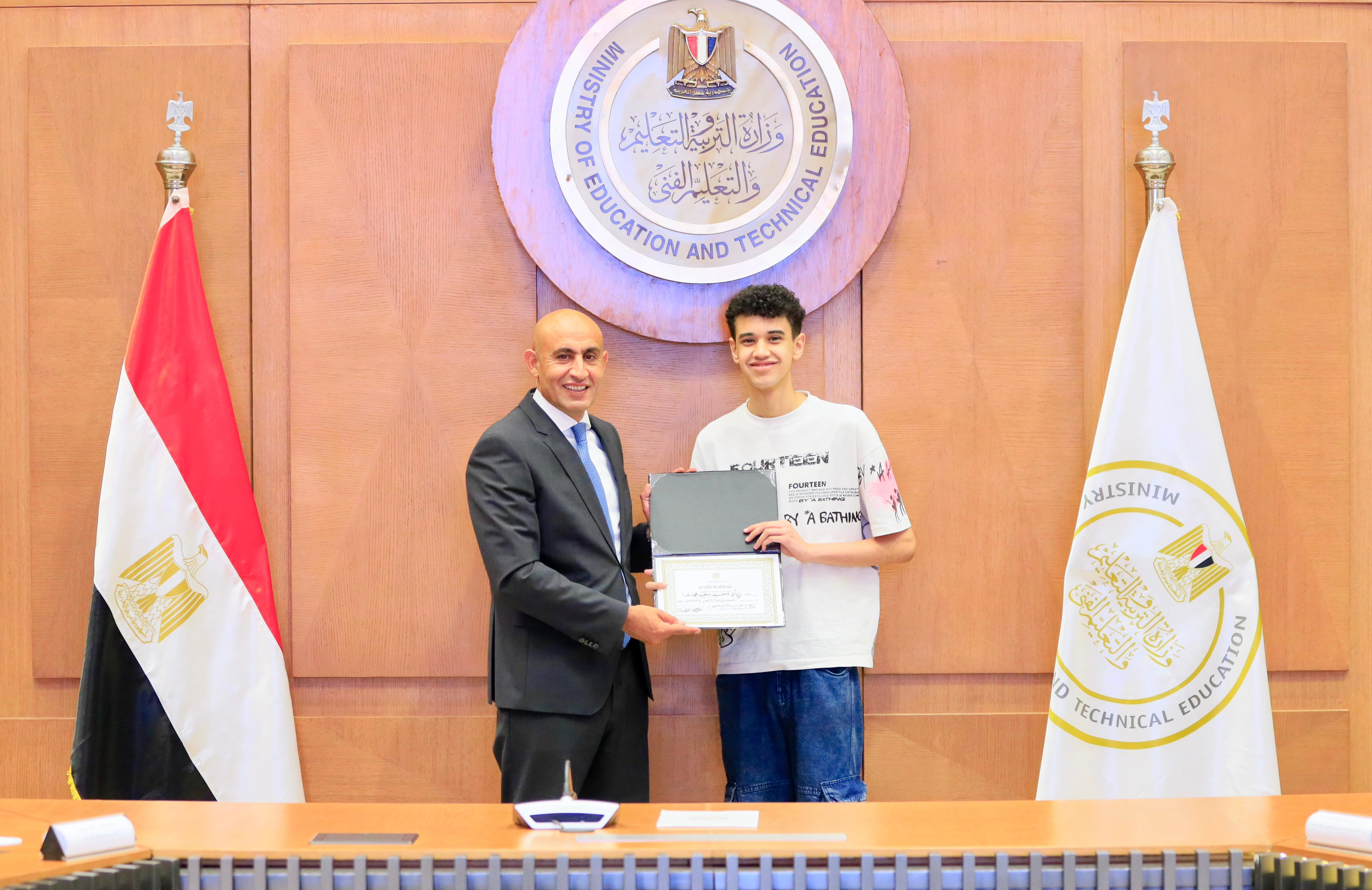 وزير التعليم يكرم اوائل الثانوية العامة 2025 (19)