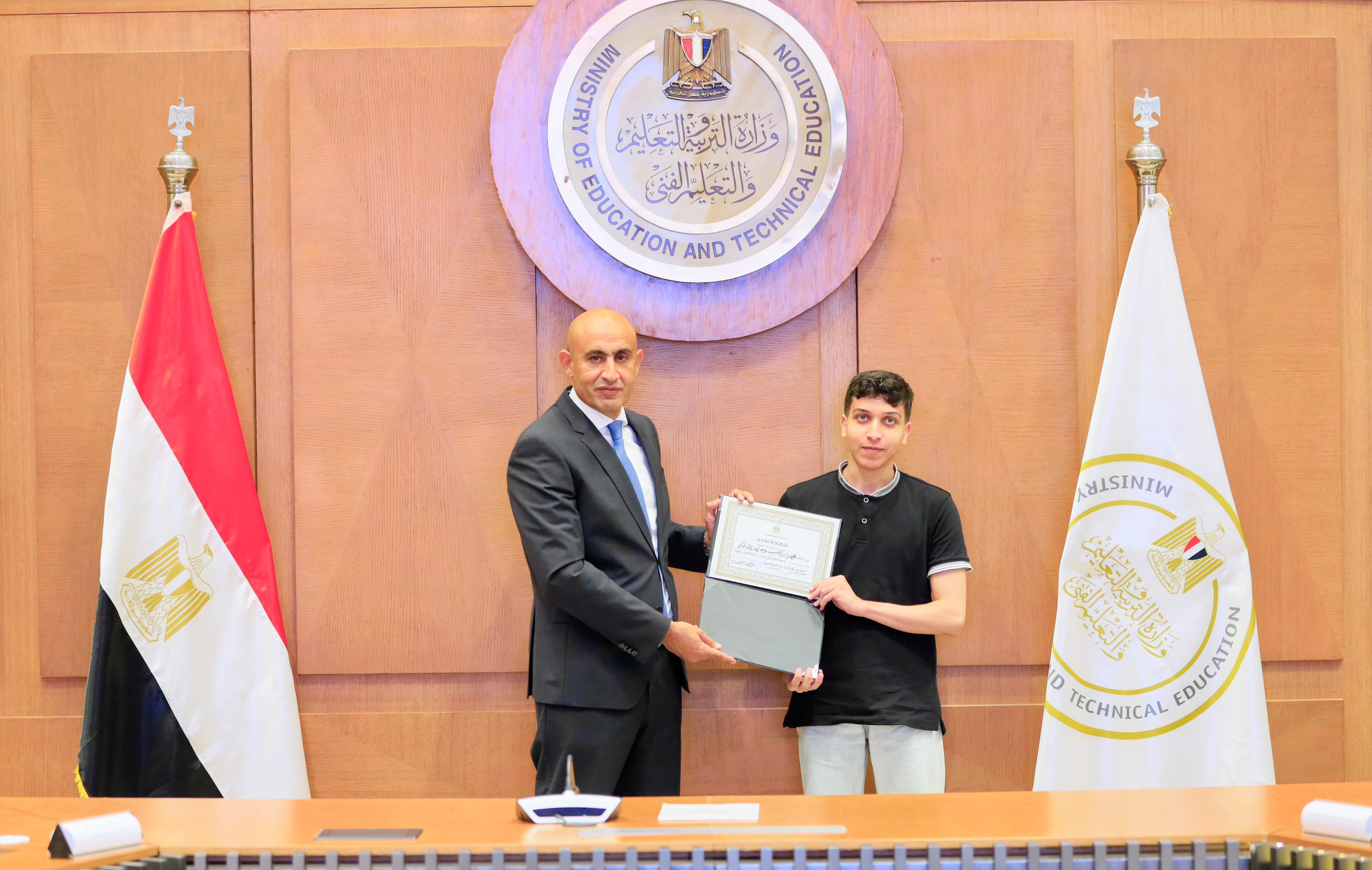 وزير التعليم يكرم اوائل الثانوية العامة 2025 (15)