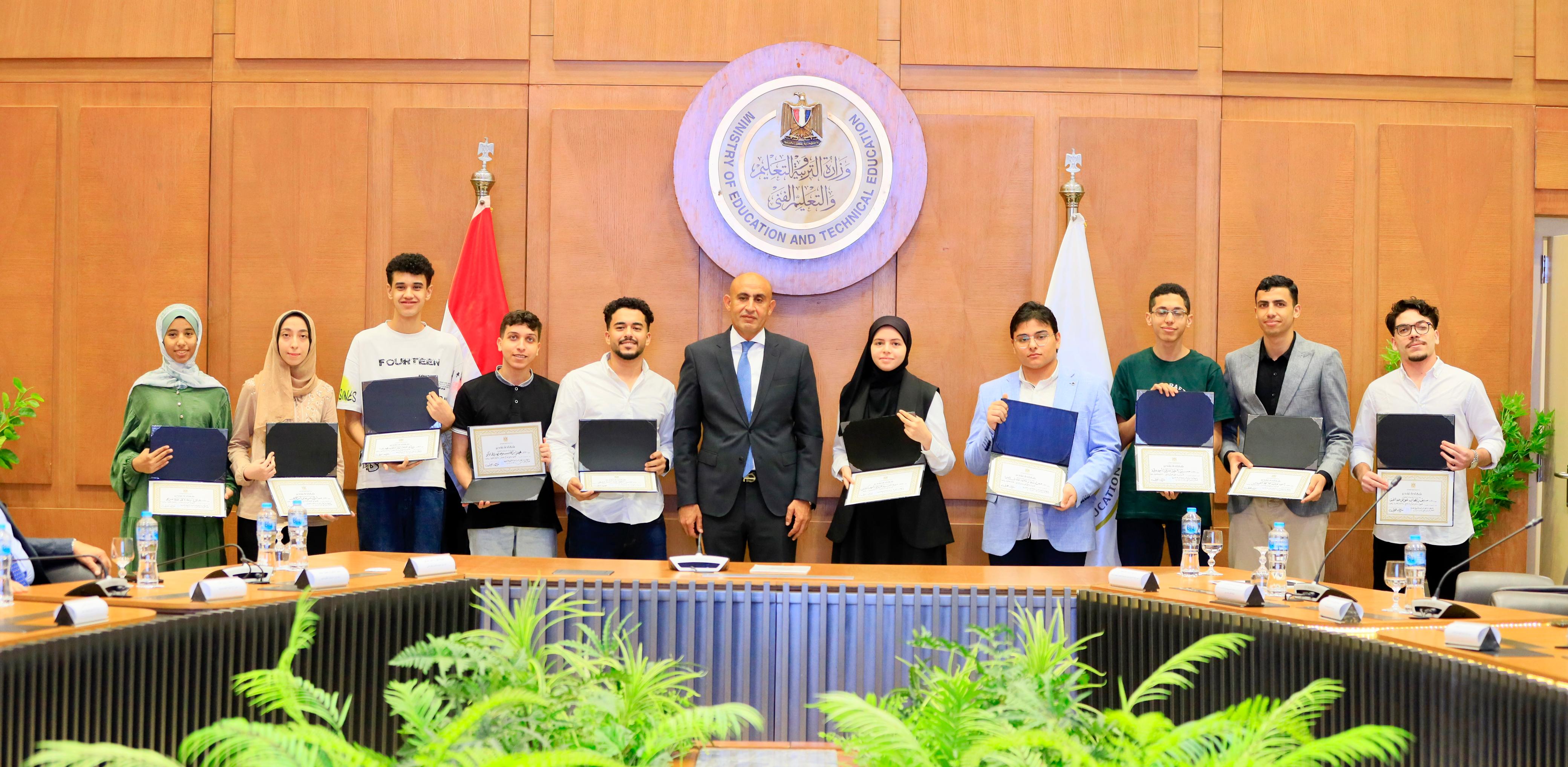 وزير التعليم يكرم اوائل الثانوية العامة 2025 (21)