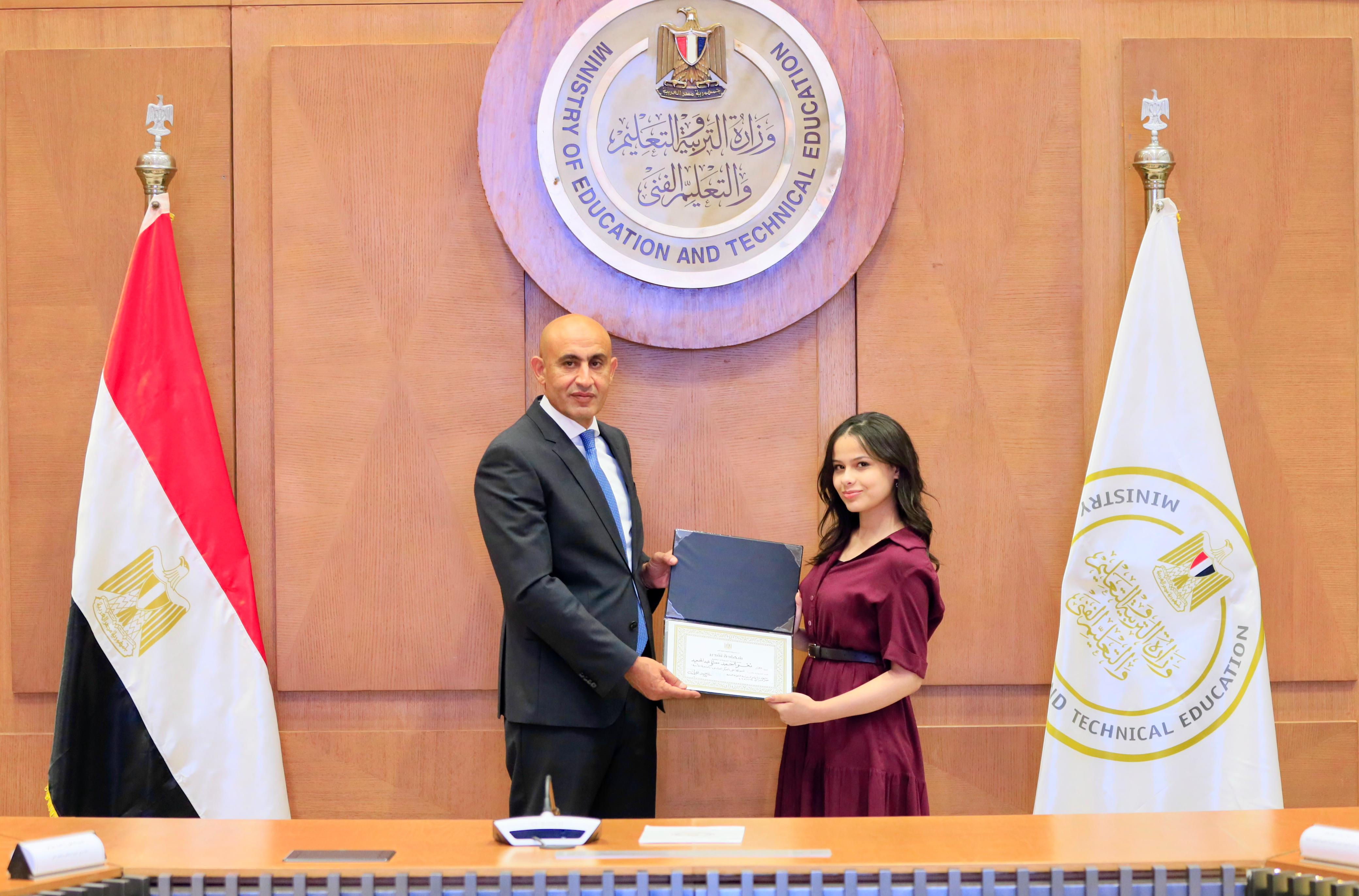 وزير التعليم يكرم اوائل الثانوية العامة 2025 (14)