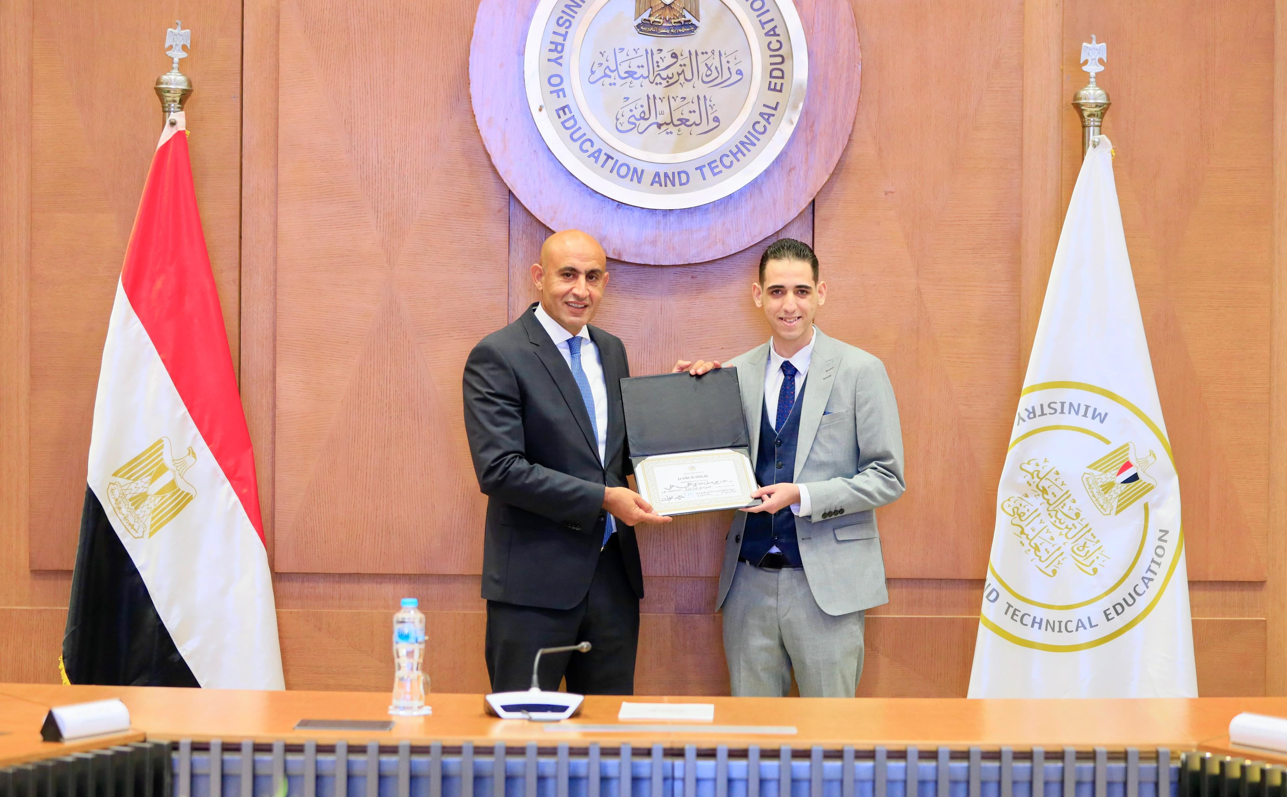 وزير التعليم يكرم اوائل الثانوية العامة 2025 (6)