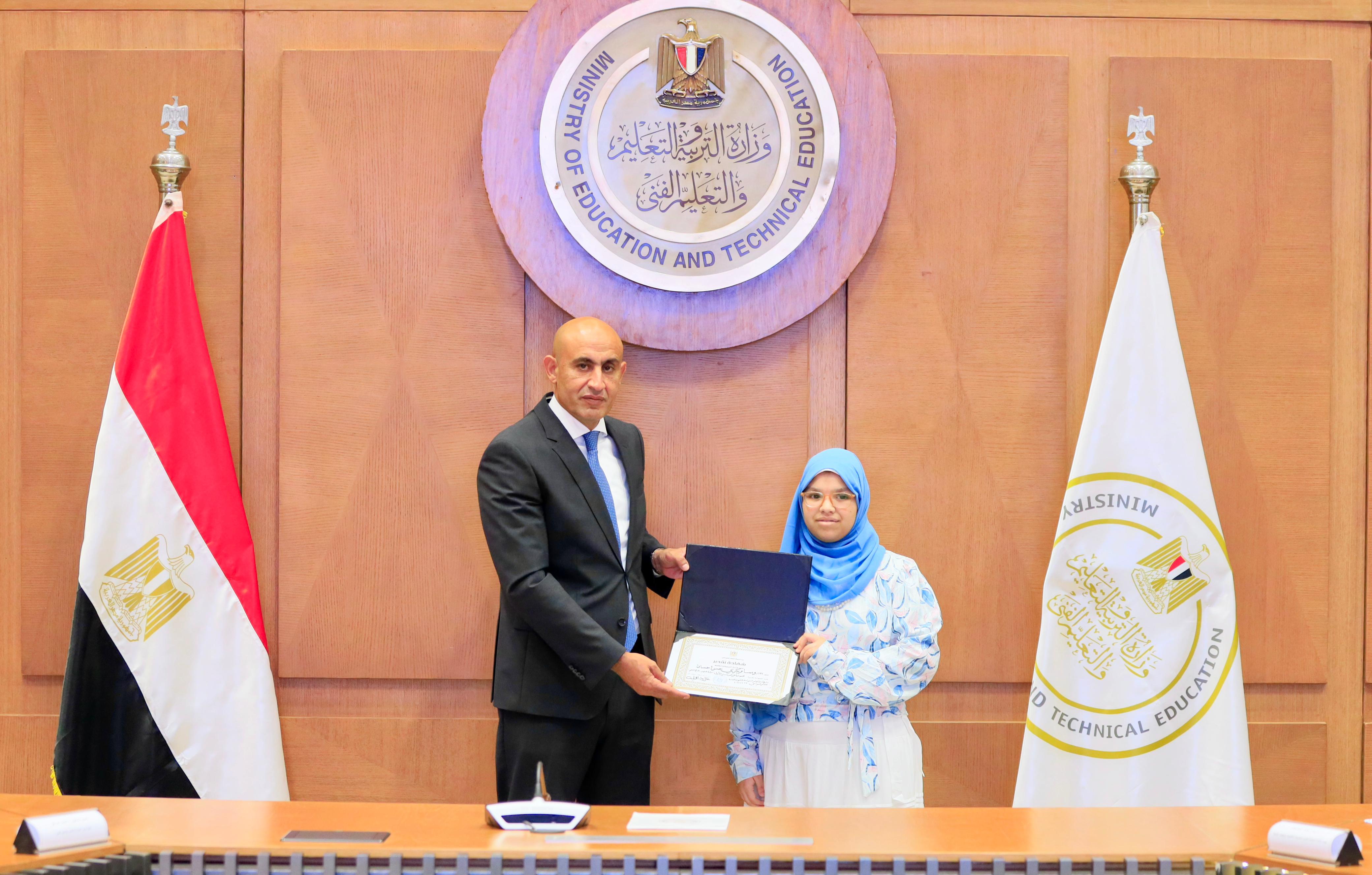 وزير التعليم يكرم اوائل الثانوية العامة 2025 (2)