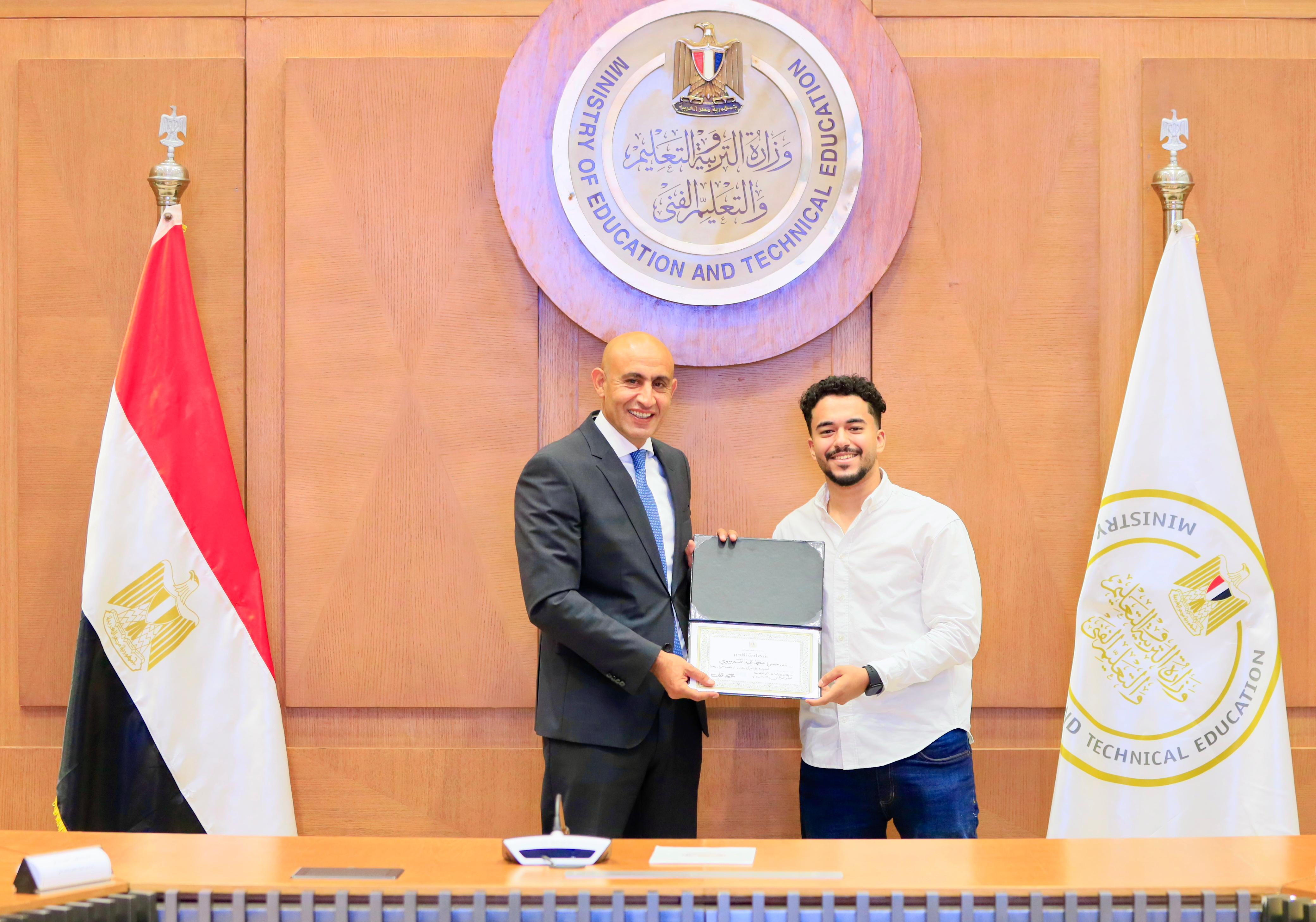 وزير التعليم يكرم اوائل الثانوية العامة 2025 (9)