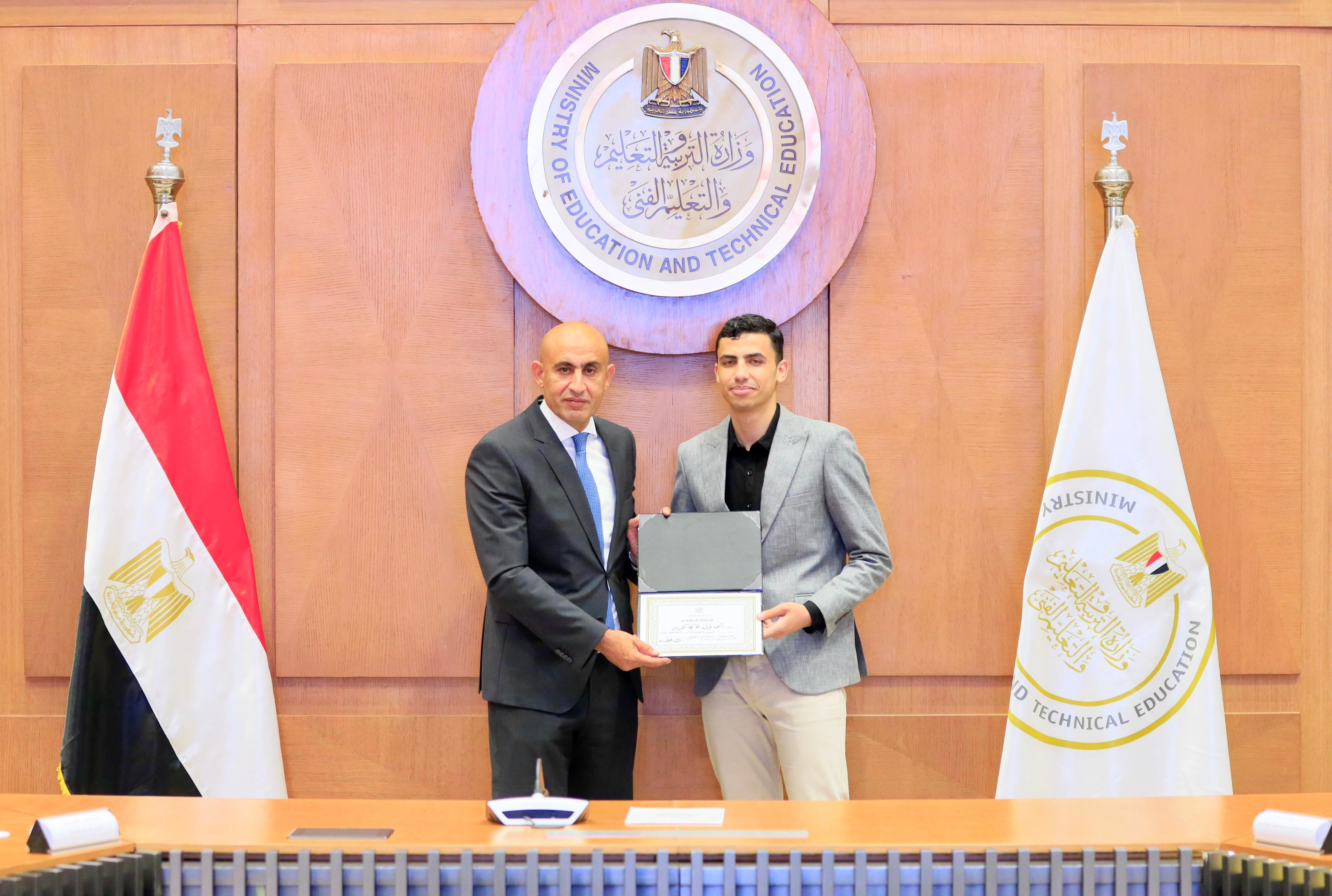 وزير التعليم يكرم اوائل الثانوية العامة 2025 (18)