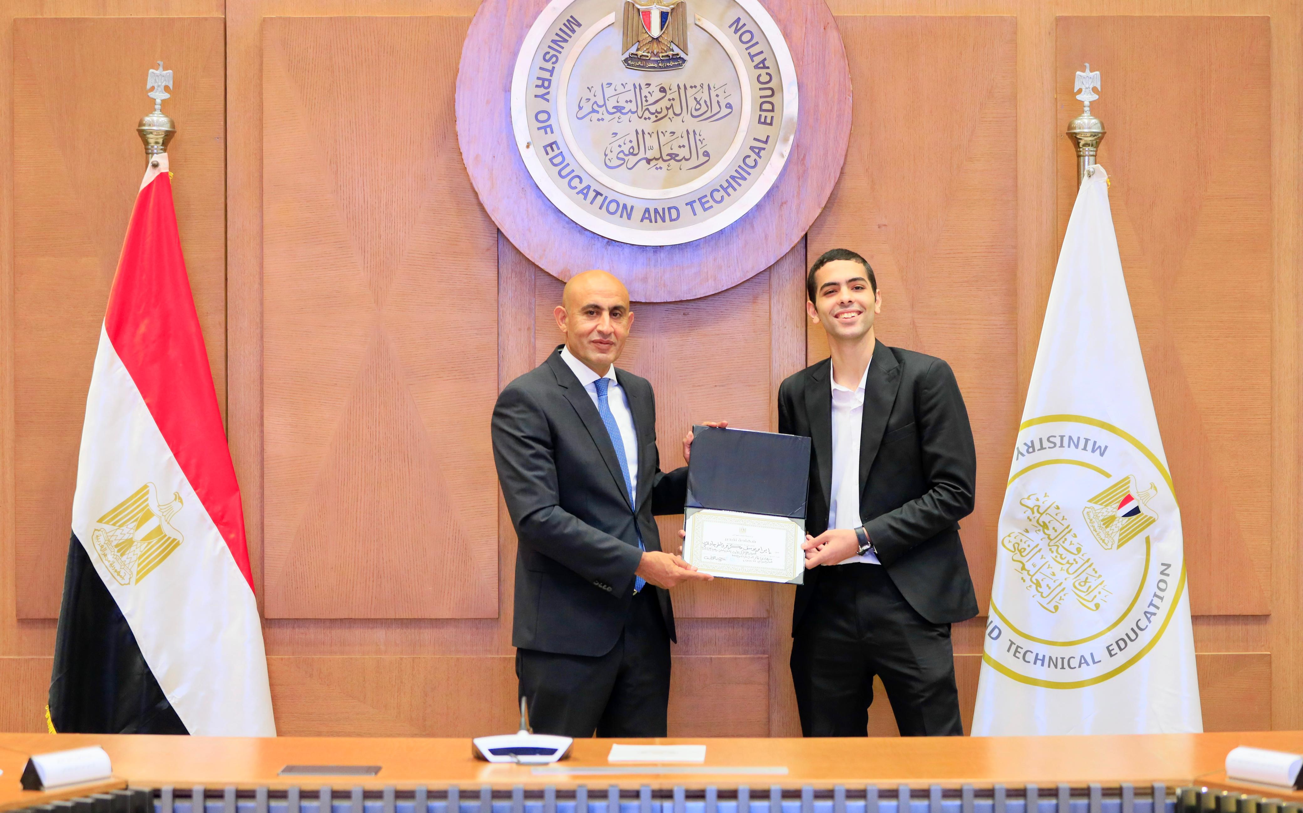 وزير التعليم يكرم اوائل الثانوية العامة 2025 (27)