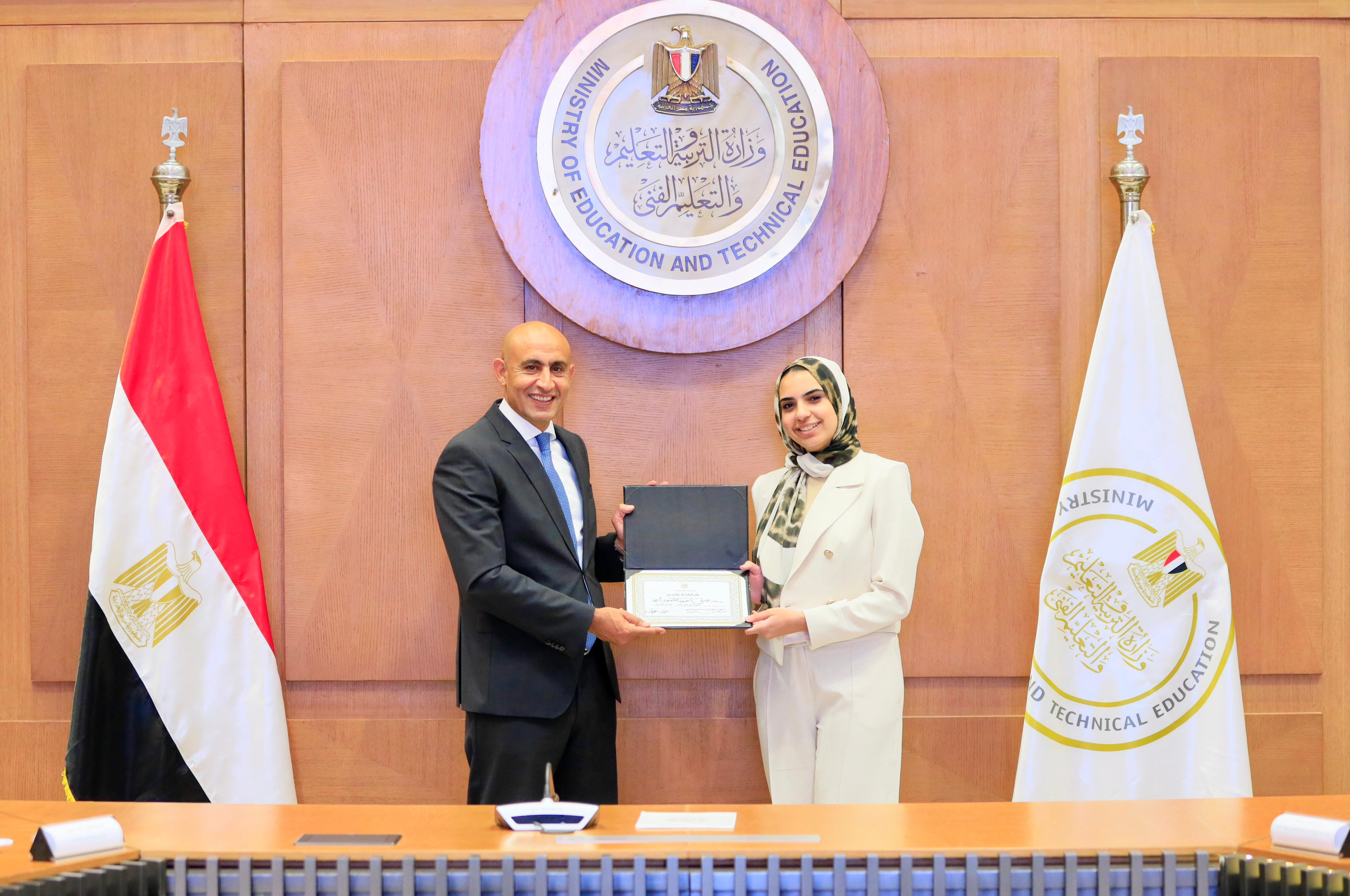 وزير التعليم يكرم اوائل الثانوية العامة 2025 (28)