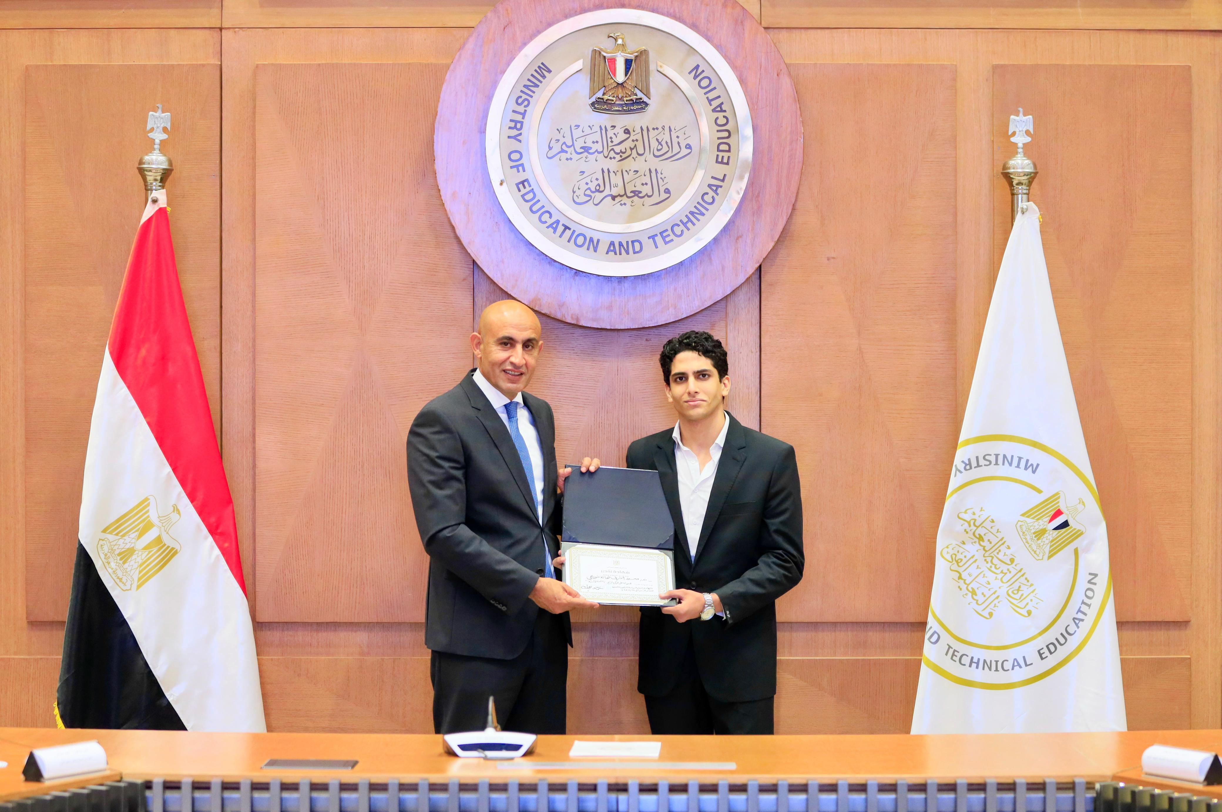 وزير التعليم يكرم اوائل الثانوية العامة 2025 (5)