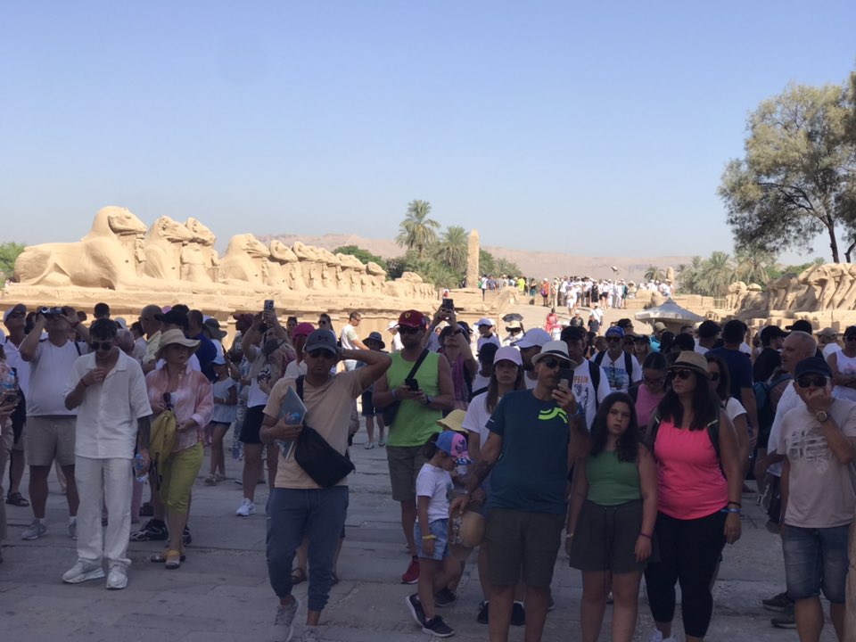 زيارات عظيمة من الأفواج السياحية فى معابد الكرنك