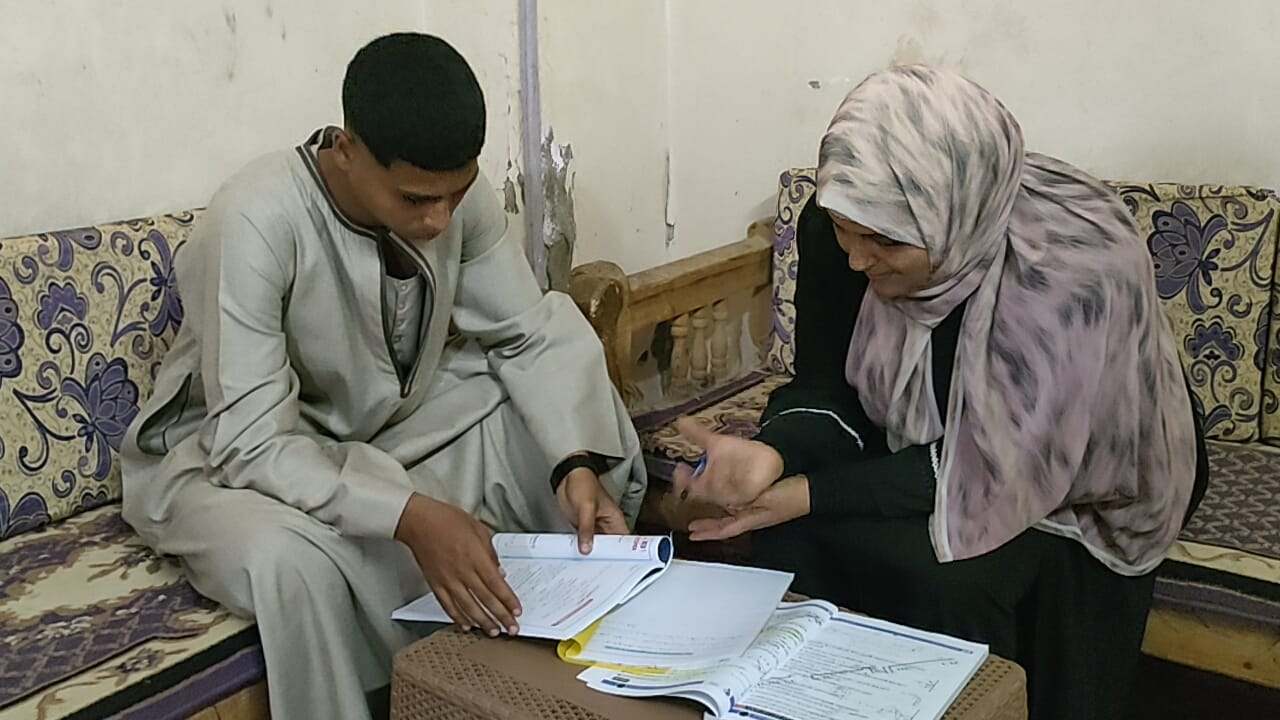 الام والابن فى سوهاج اثناء المذاكرة الام والابن فى سوهاج اثناء المذاكرة
