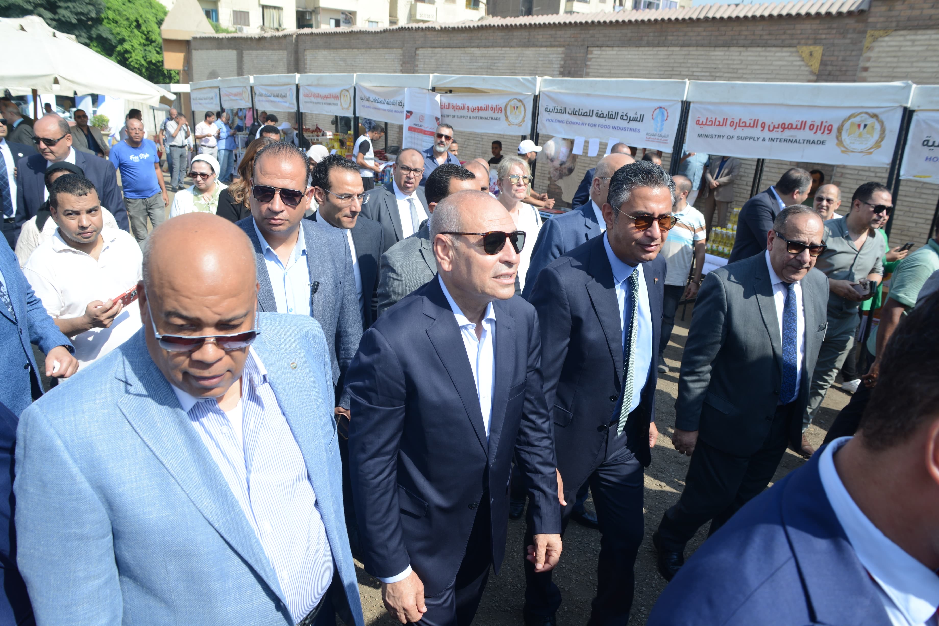 الدكتور شريف فاروق وزير التموين يتفقد سوق اليوم الواحد بمنطقة الجمالية
