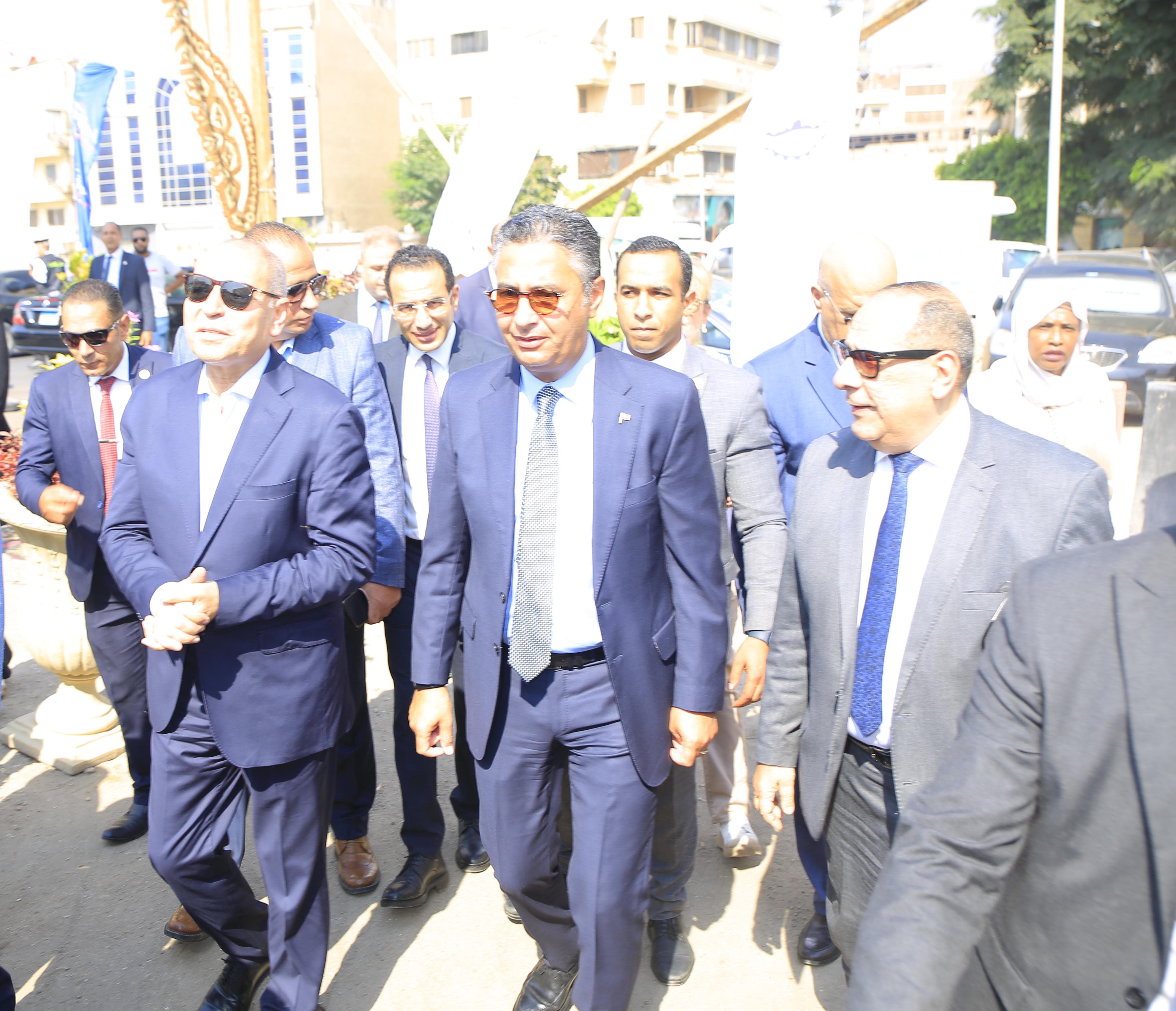 الدكتور شريف فاروق وزير التموين يتفقد سوق اليوم الواحد بمنطقة الجمالية