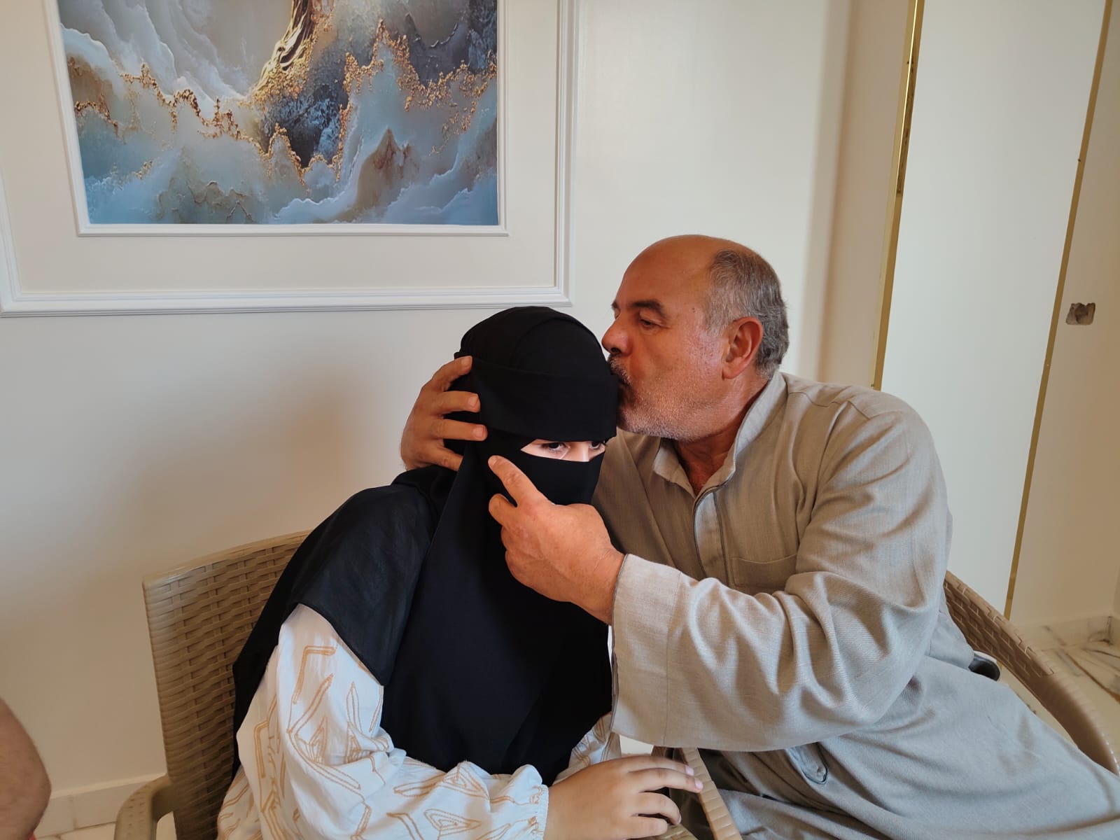 الوالد يقبل رأس نجلته الوالد يقبل رأس نجلته