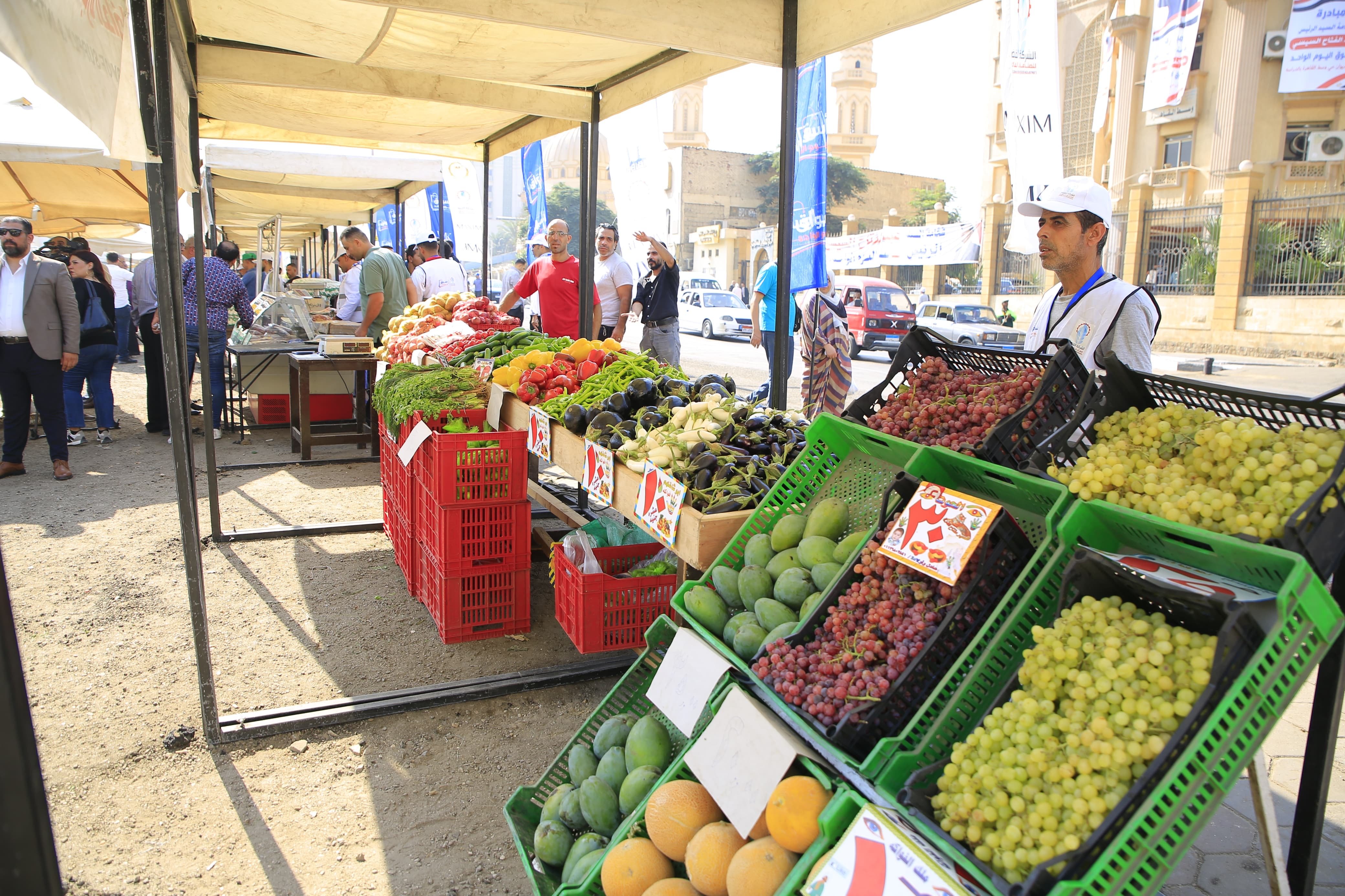 وزارة التموين توفر السلع الغذائية بسوق اليوم الواحد