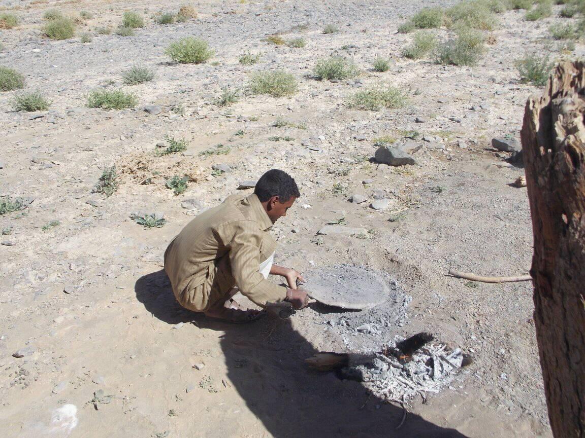 إزالة بقايا الجمر والرمال الساخنة من على الخبز إزالة بقايا الجمر والرمال الساخنة من على الخبز