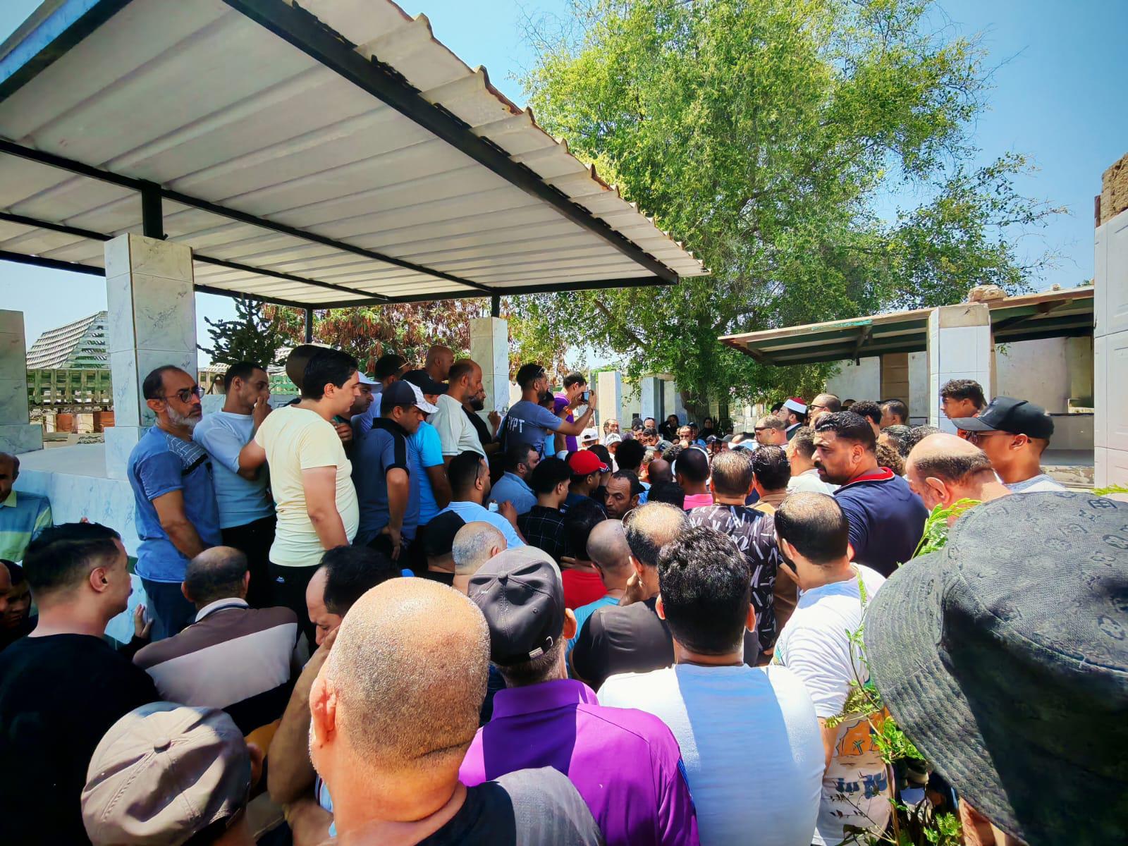 المئات بالجنازة المئات بالجنازة