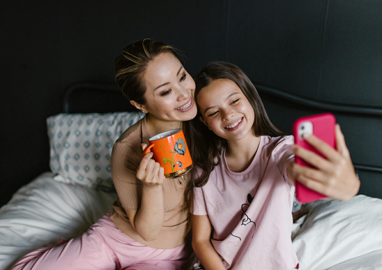 القرب بين الفتاة ووالداتها